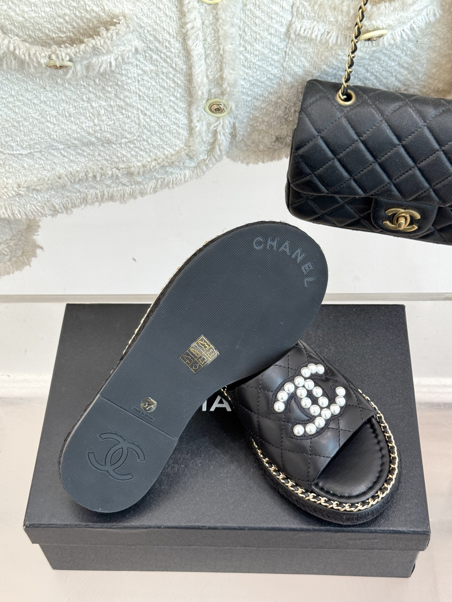 
CHANE*｜小香25k春夏新品度假
链条珍珠双C厚底拖鞋
这一季度假凉拖系列真的超美！
链条搭配珍珠