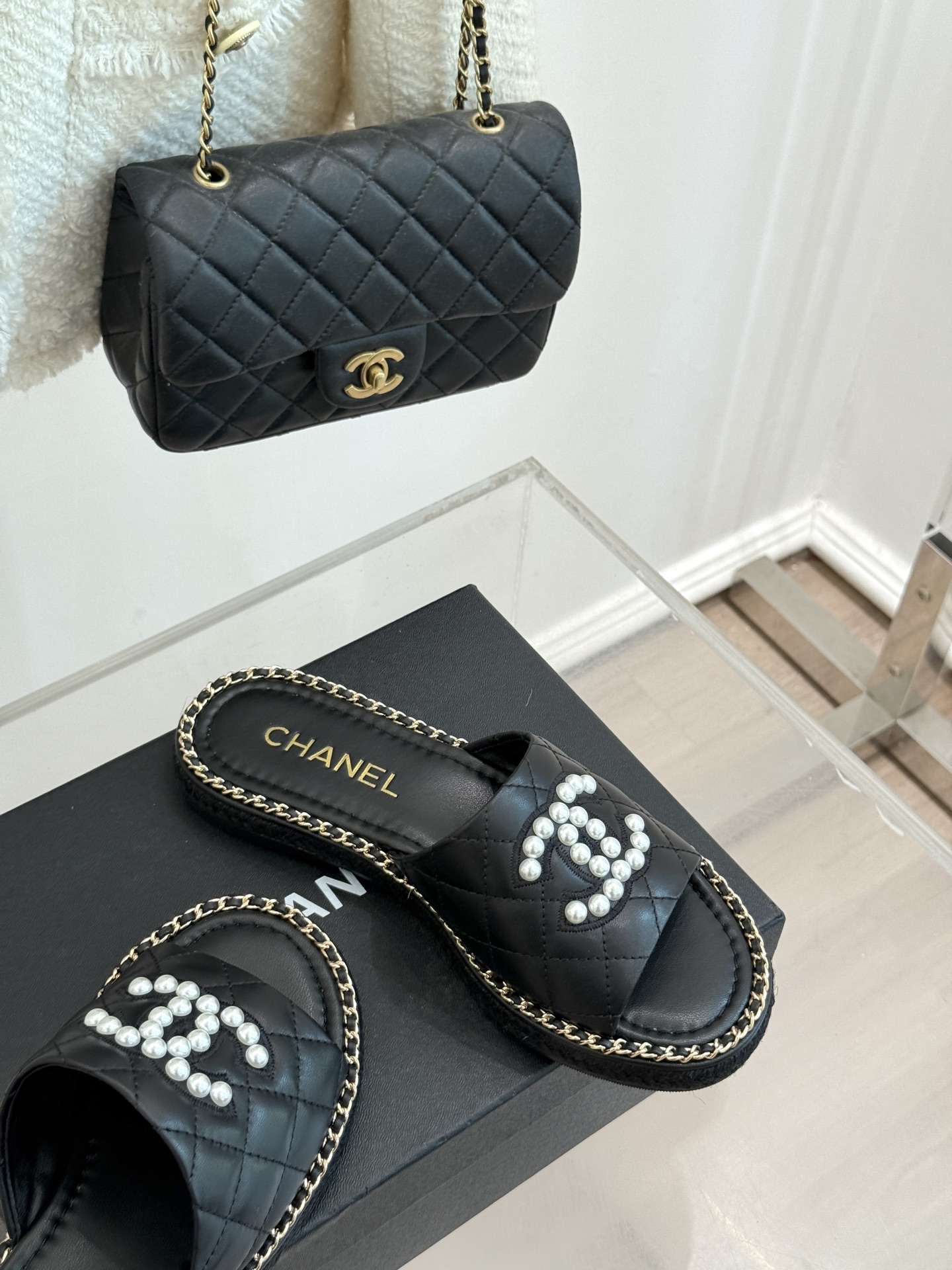 
CHANE*｜小香25k春夏新品度假
链条珍珠双C厚底拖鞋
这一季度假凉拖系列真的超美！
链条搭配珍珠