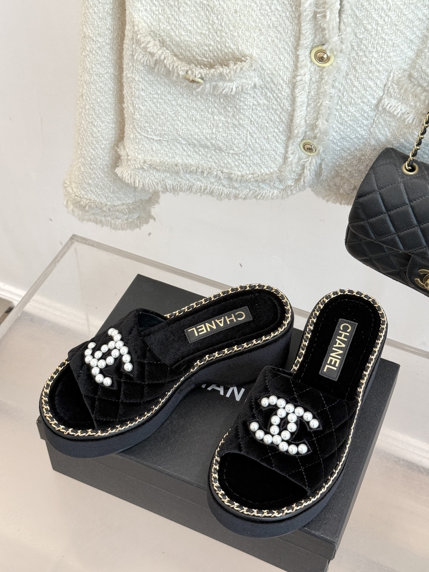 
CHANE*｜小香25k春夏新品度假
链条珍珠双C厚底拖鞋
这一季度假凉拖系列真的超美！
链条搭配珍珠