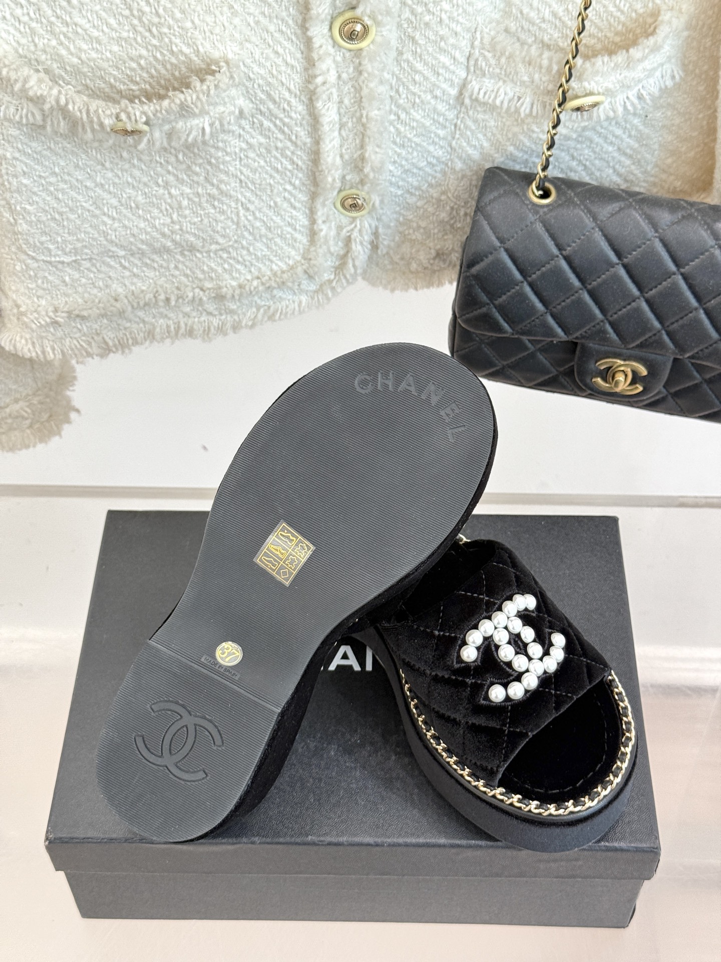 
CHANE*｜小香25k春夏新品度假
链条珍珠双C厚底拖鞋
这一季度假凉拖系列真的超美！
链条搭配珍珠