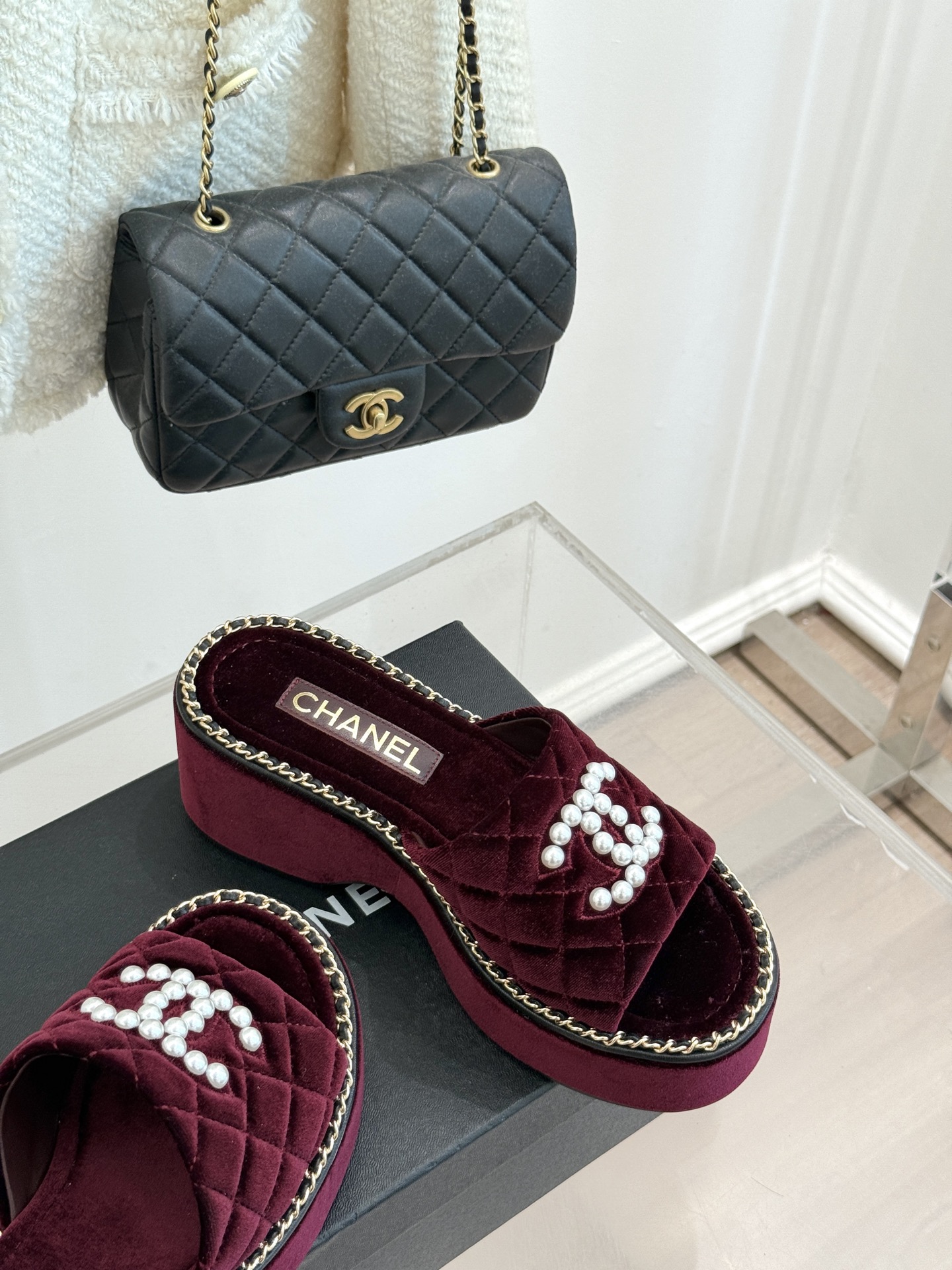 
CHANE*｜小香25k春夏新品度假
链条珍珠双C厚底拖鞋
这一季度假凉拖系列真的超美！
链条搭配珍珠