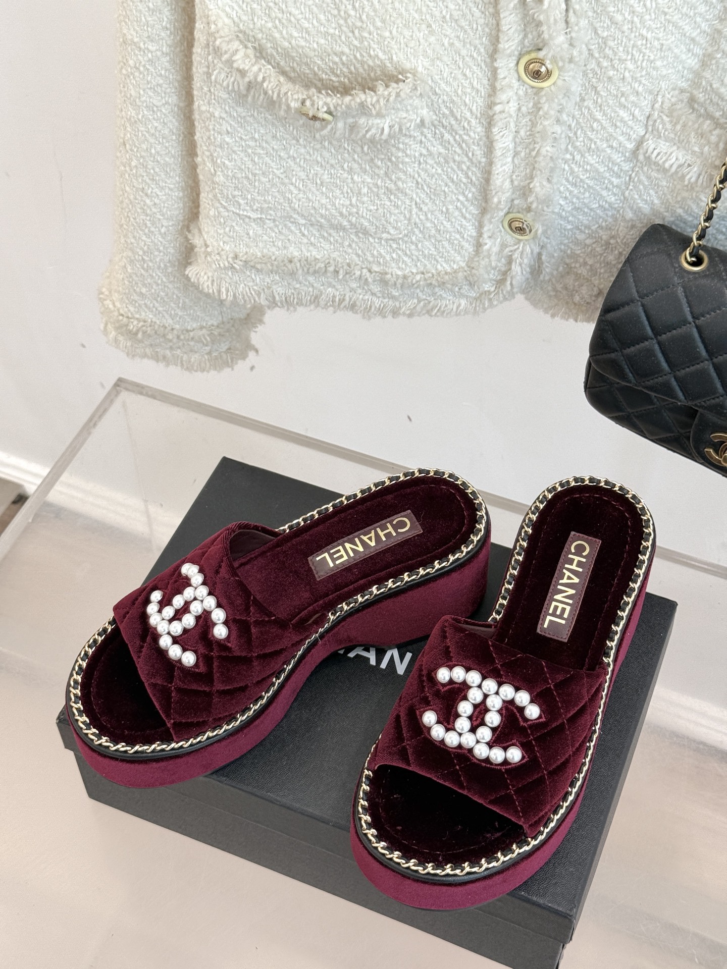 
CHANE*｜小香25k春夏新品度假
链条珍珠双C厚底拖鞋
这一季度假凉拖系列真的超美！
链条搭配珍珠
