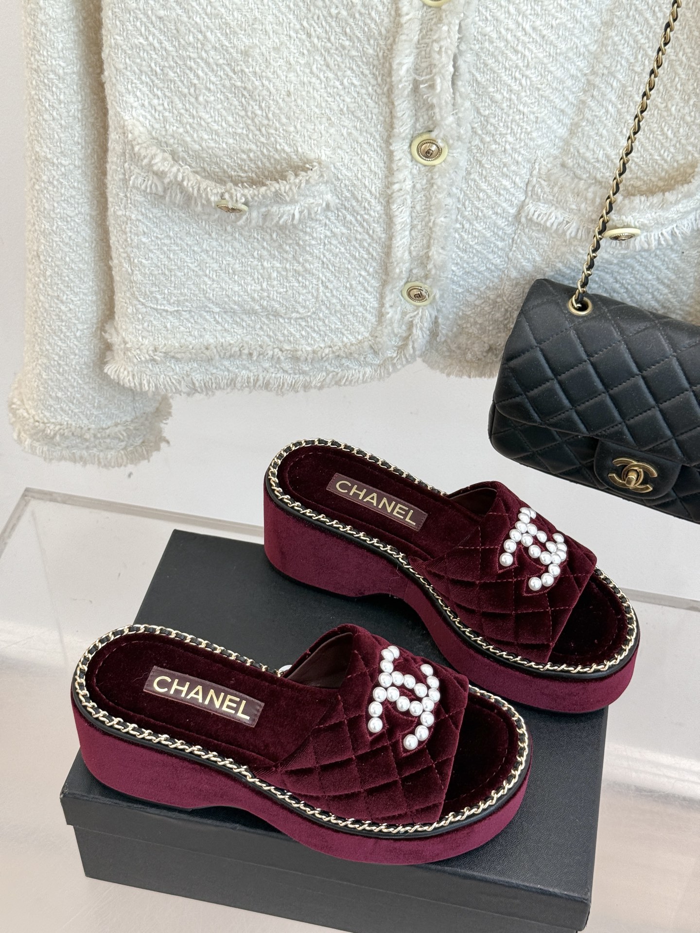 
CHANE*｜小香25k春夏新品度假
链条珍珠双C厚底拖鞋
这一季度假凉拖系列真的超美！
链条搭配珍珠