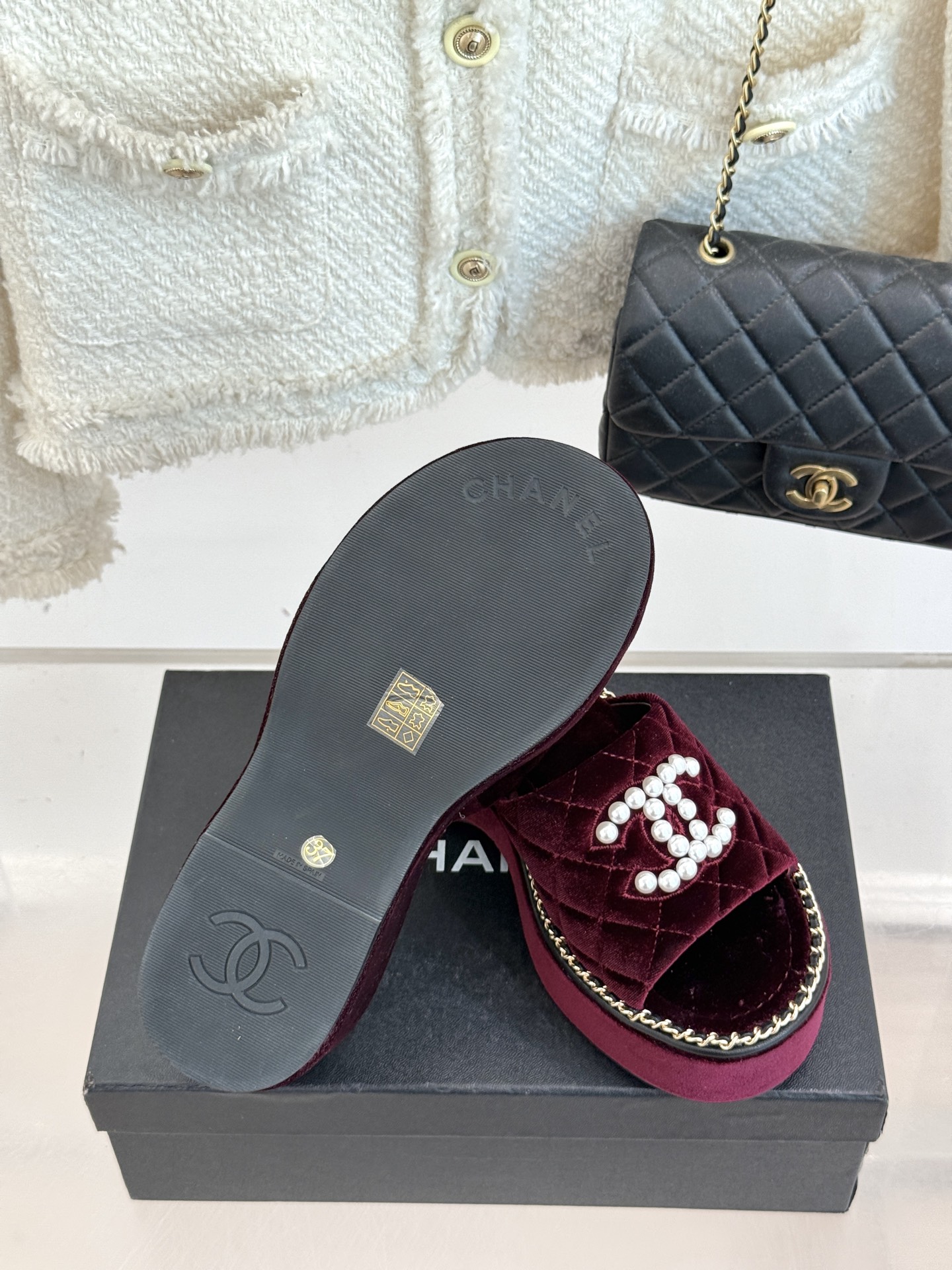 
CHANE*｜小香25k春夏新品度假
链条珍珠双C厚底拖鞋
这一季度假凉拖系列真的超美！
链条搭配珍珠
