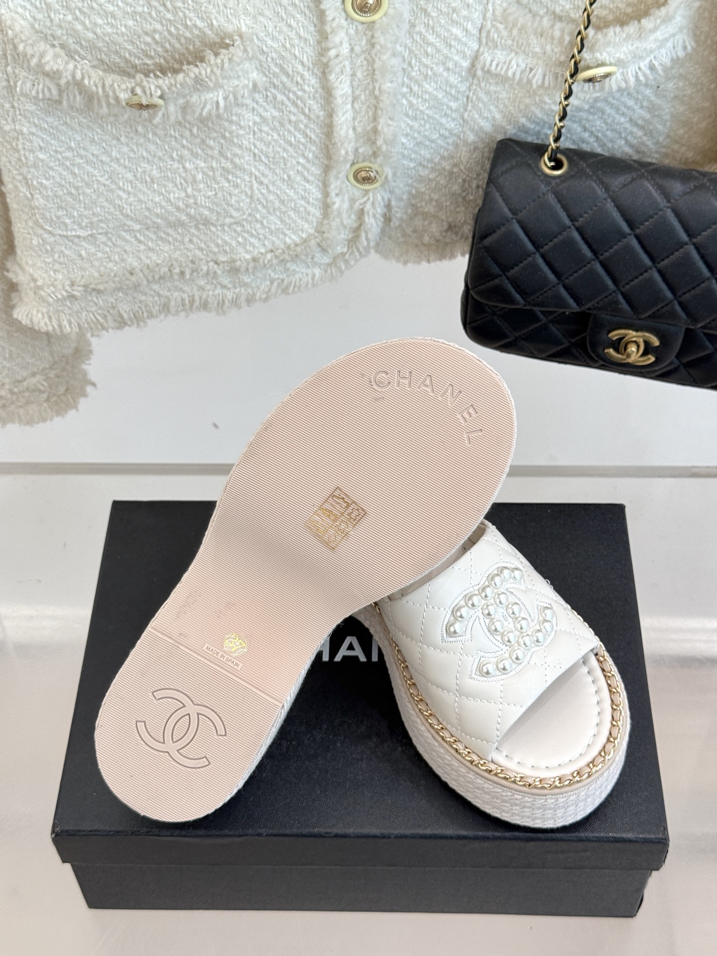 
CHANE*｜小香25k春夏新品度假
链条珍珠双C厚底拖鞋
这一季度假凉拖系列真的超美！
链条搭配珍珠