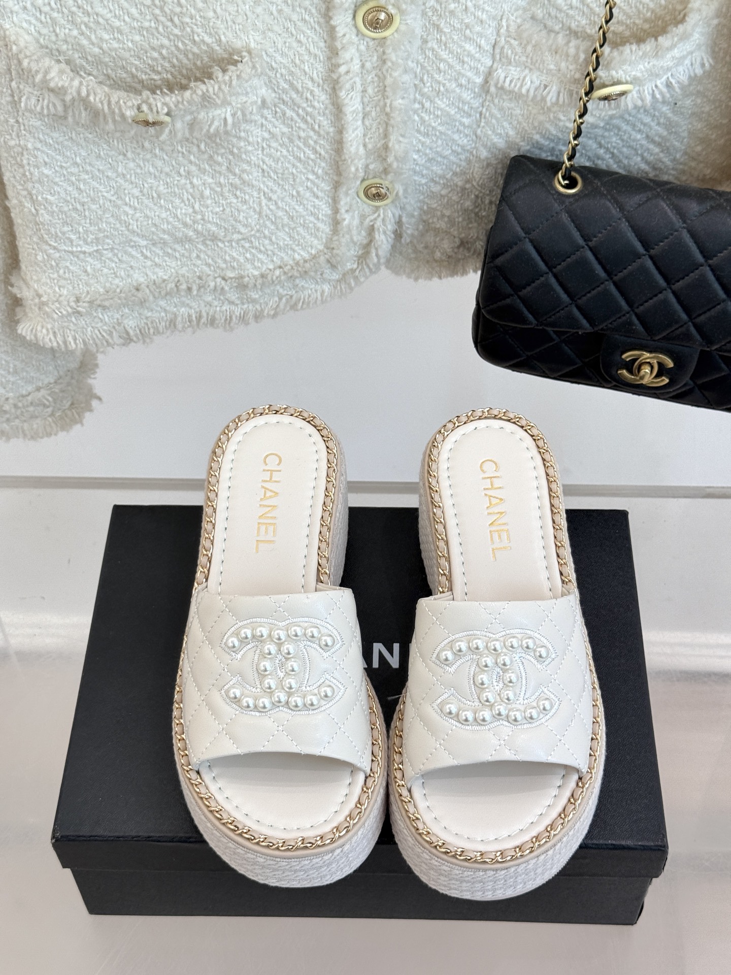 
CHANE*｜小香25k春夏新品度假
链条珍珠双C厚底拖鞋
这一季度假凉拖系列真的超美！
链条搭配珍珠