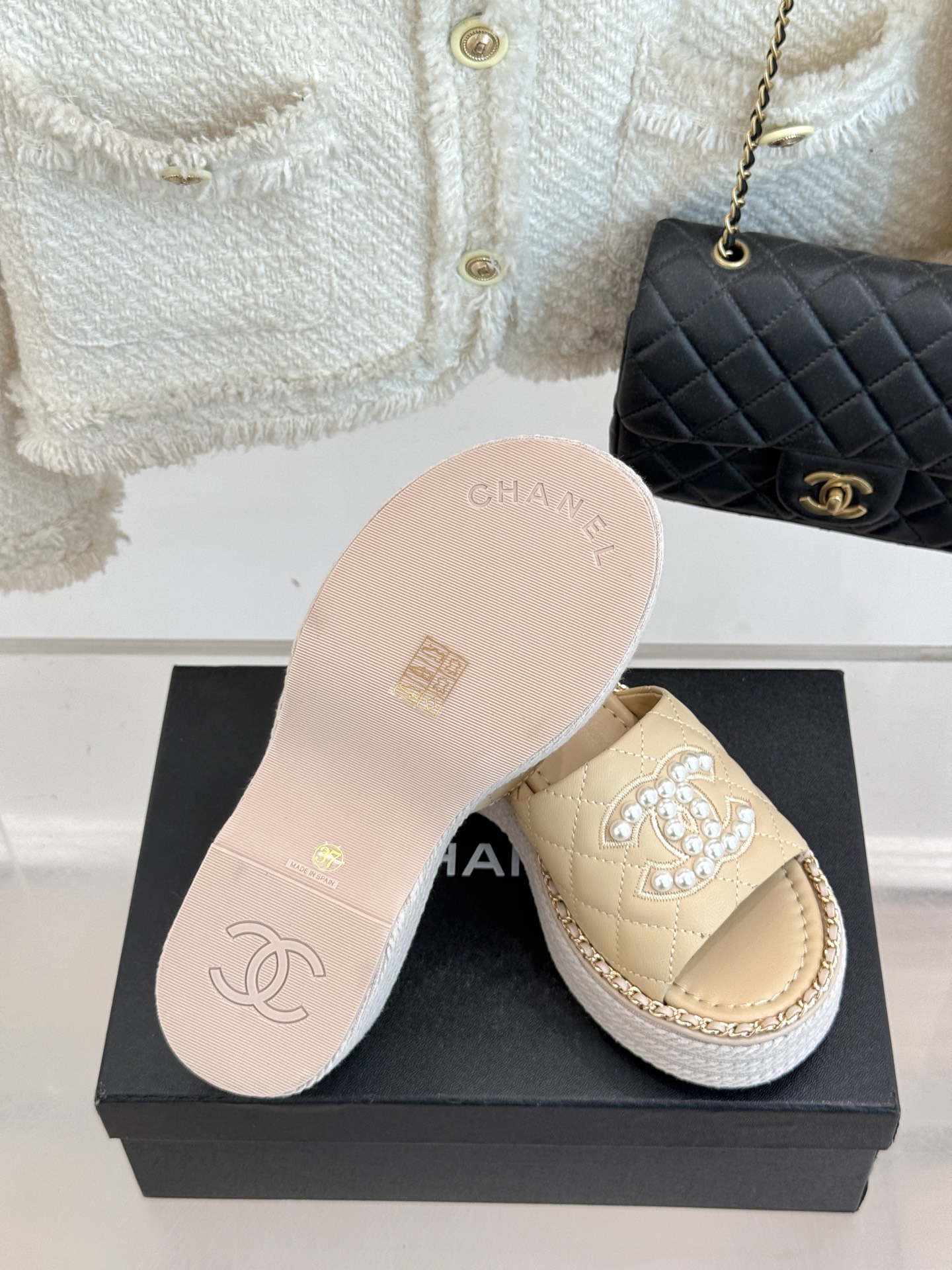 
CHANE*｜小香25k春夏新品度假
链条珍珠双C厚底拖鞋
这一季度假凉拖系列真的超美！
链条搭配珍珠