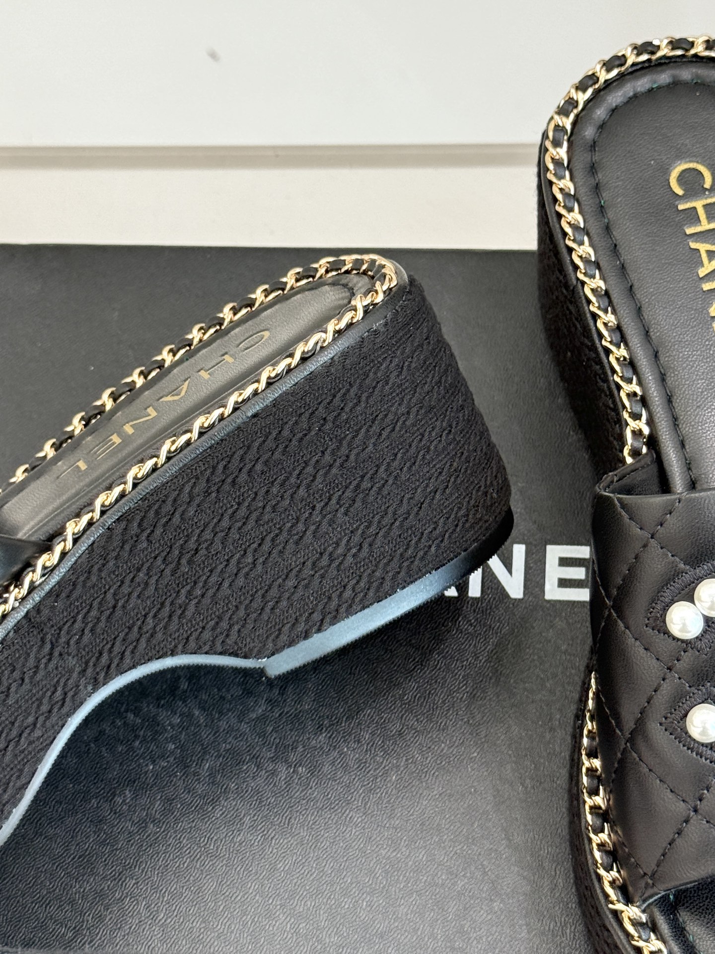 
CHANE*｜小香25k春夏新品度假
链条珍珠双C厚底拖鞋
这一季度假凉拖系列真的超美！
链条搭配珍珠