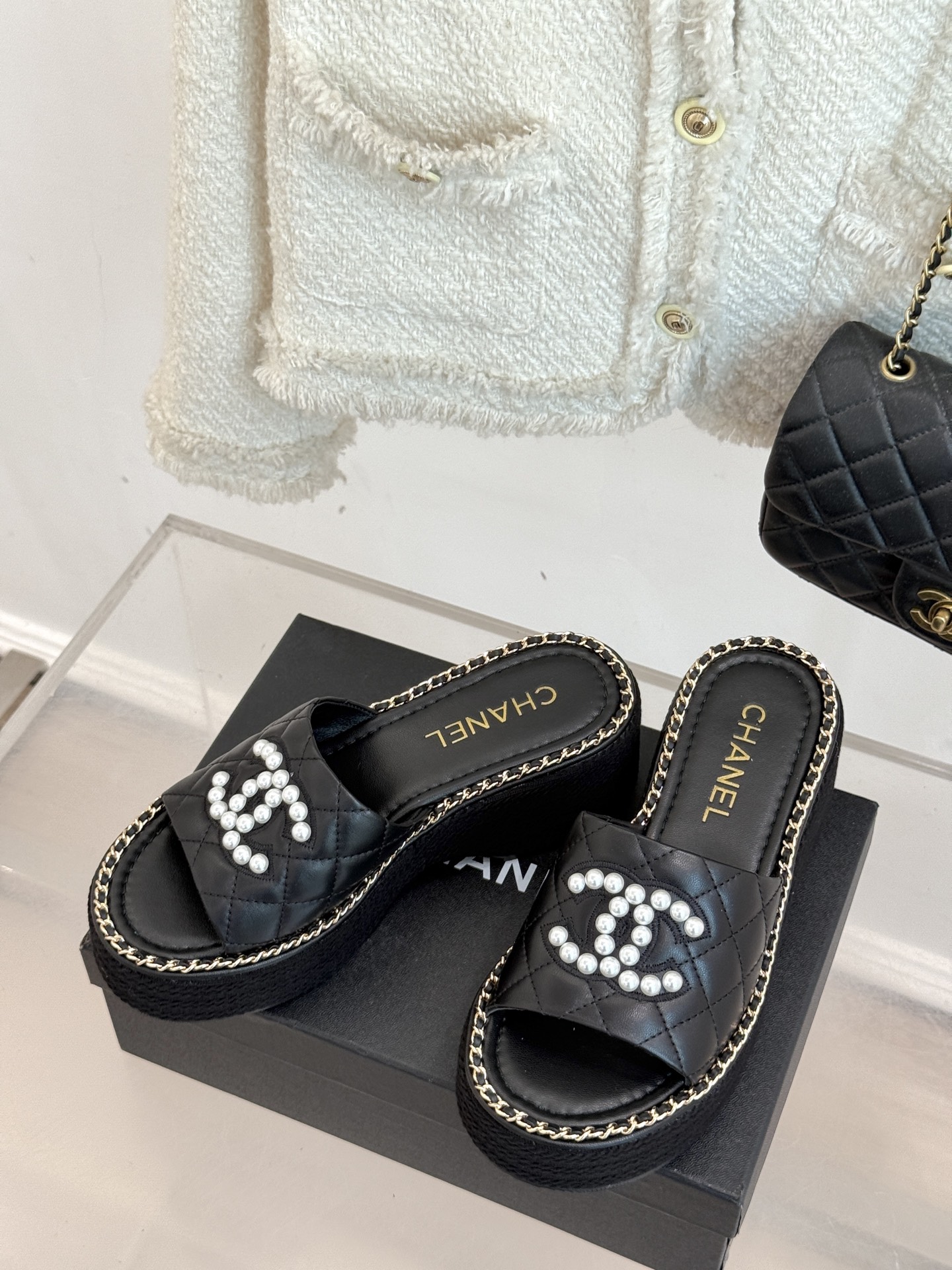 
CHANE*｜小香25k春夏新品度假
链条珍珠双C厚底拖鞋
这一季度假凉拖系列真的超美！
链条搭配珍珠