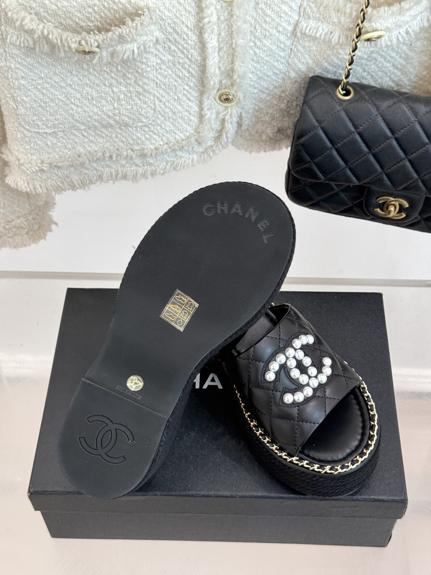 
CHANE*｜小香25k春夏新品度假
链条珍珠双C厚底拖鞋
这一季度假凉拖系列真的超美！
链条搭配珍珠