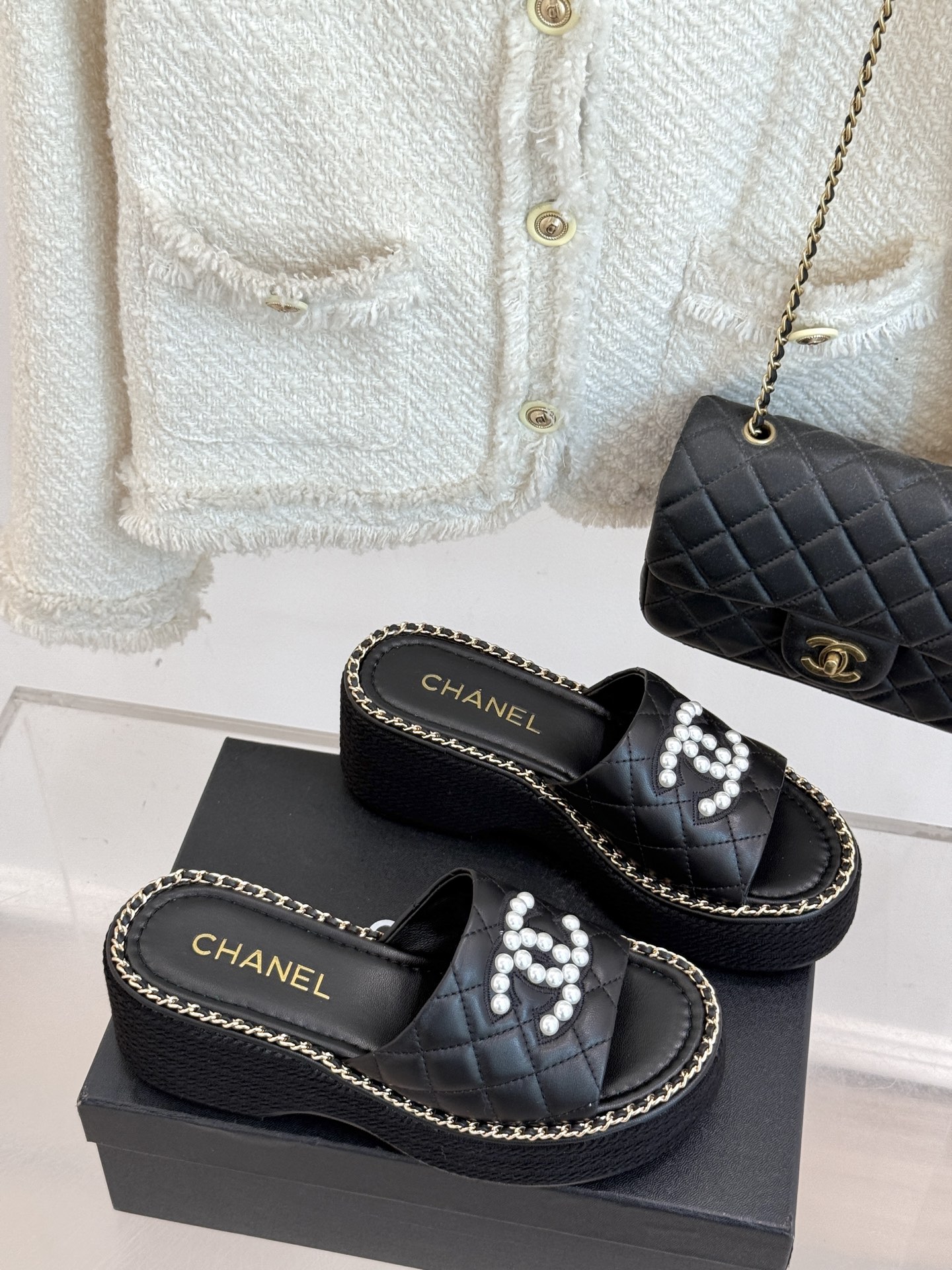 
CHANE*｜小香25k春夏新品度假
链条珍珠双C厚底拖鞋
这一季度假凉拖系列真的超美！
链条搭配珍珠