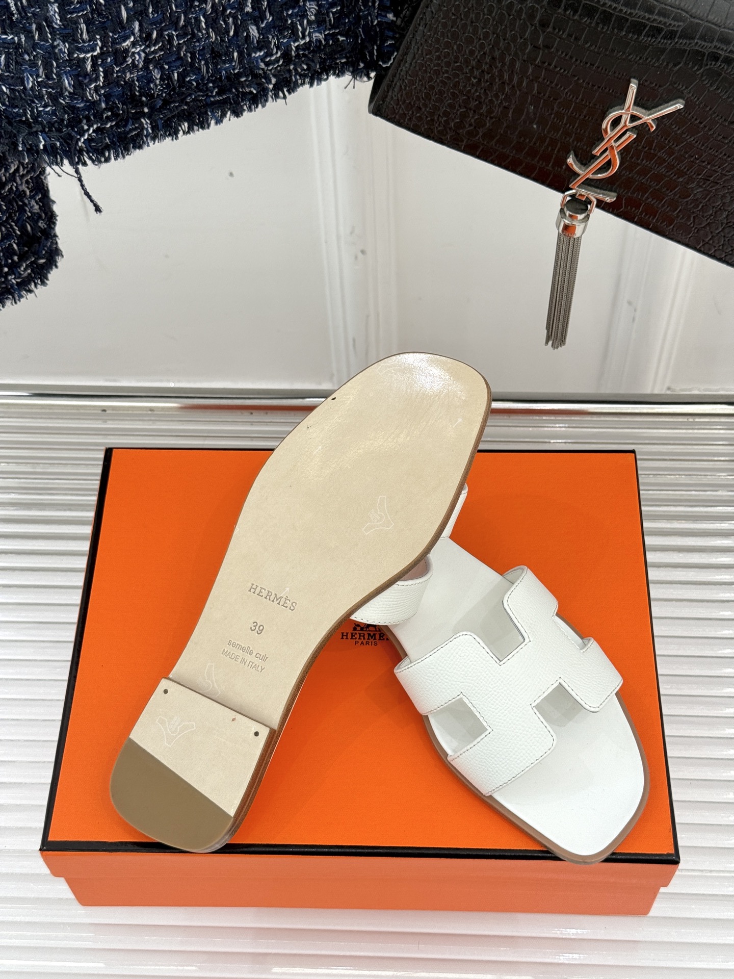 
Hermès/爱马仕经典H平底拖鞋
经典H拖 H家的拖鞋一直是拖鞋的代表款
依旧是经典的H造型 
鞋面