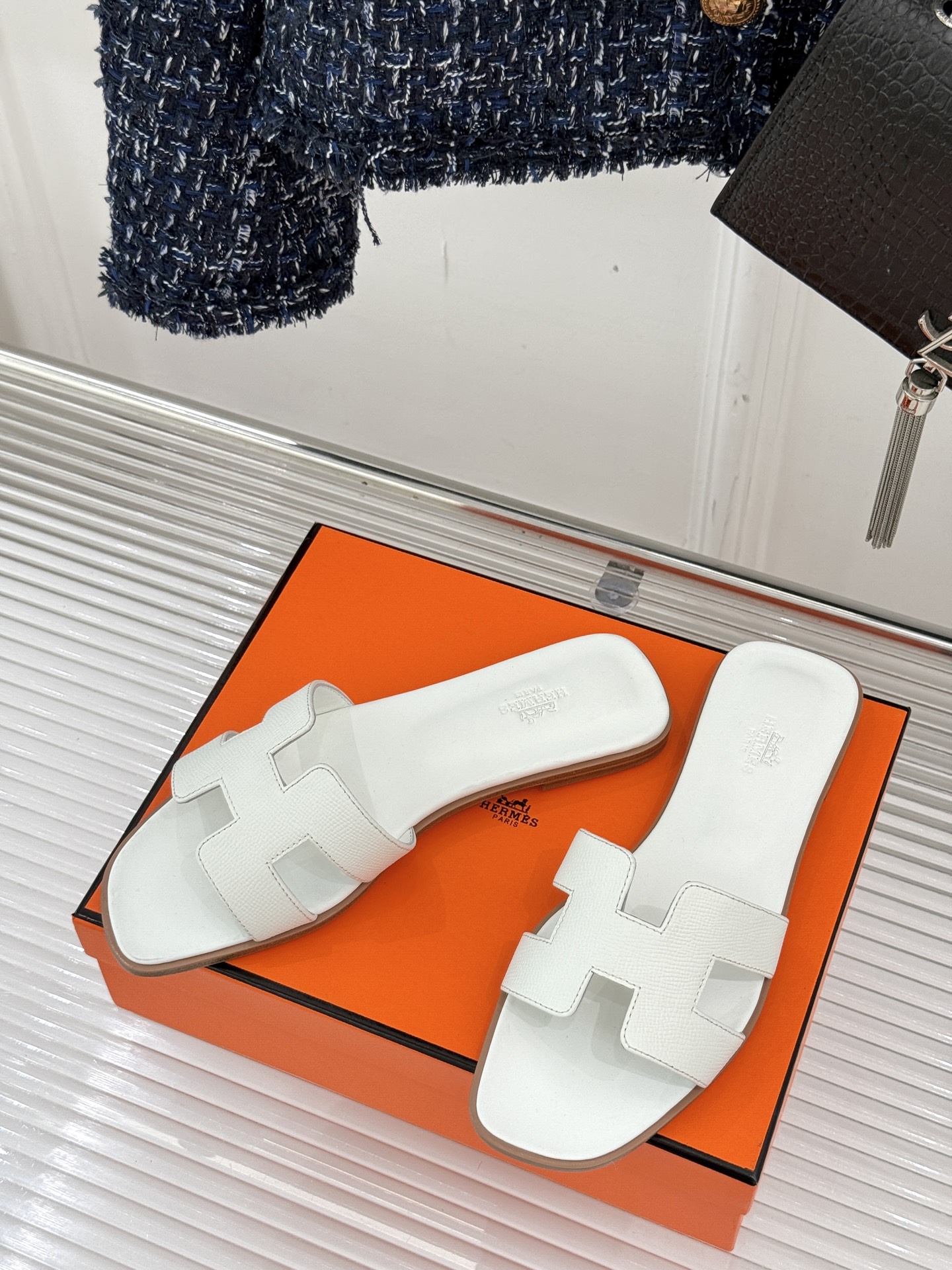 
Hermès/爱马仕经典H平底拖鞋
经典H拖 H家的拖鞋一直是拖鞋的代表款
依旧是经典的H造型 
鞋面