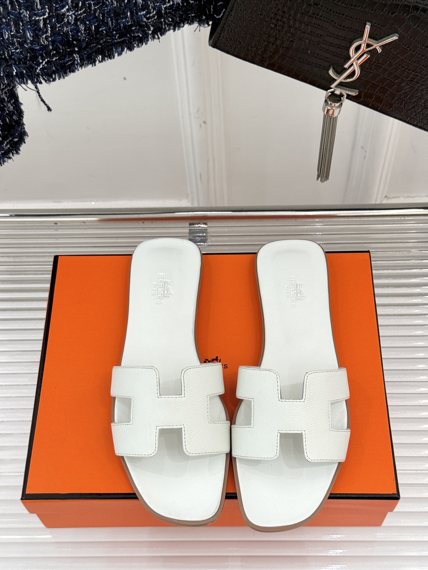 
Hermès/爱马仕经典H平底拖鞋
经典H拖 H家的拖鞋一直是拖鞋的代表款
依旧是经典的H造型 
鞋面
