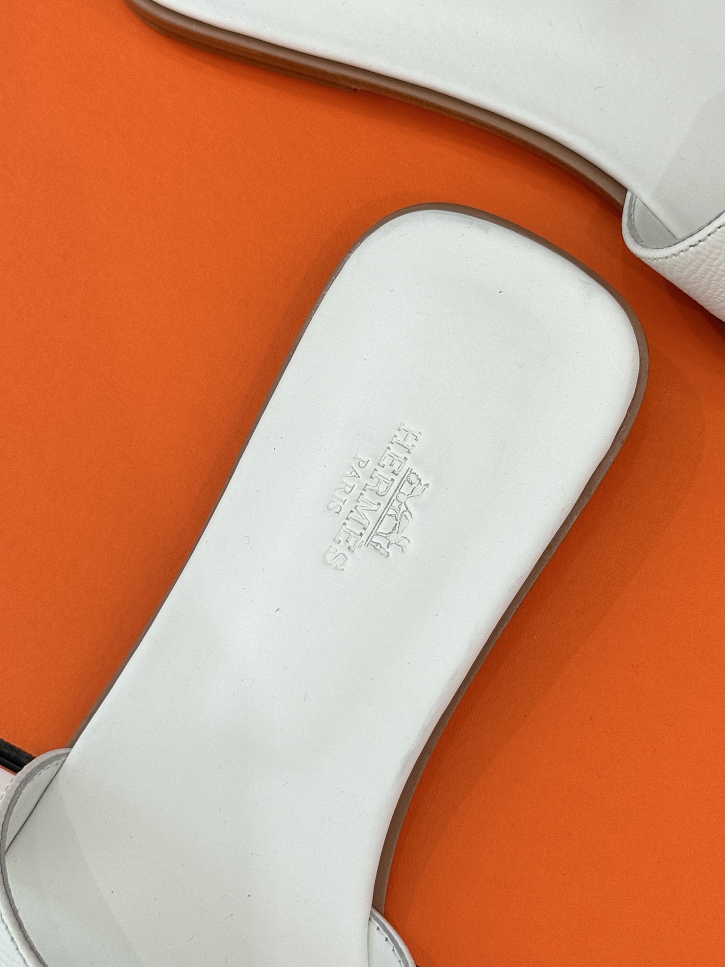 
Hermès/爱马仕经典H平底拖鞋
经典H拖 H家的拖鞋一直是拖鞋的代表款
依旧是经典的H造型 
鞋面