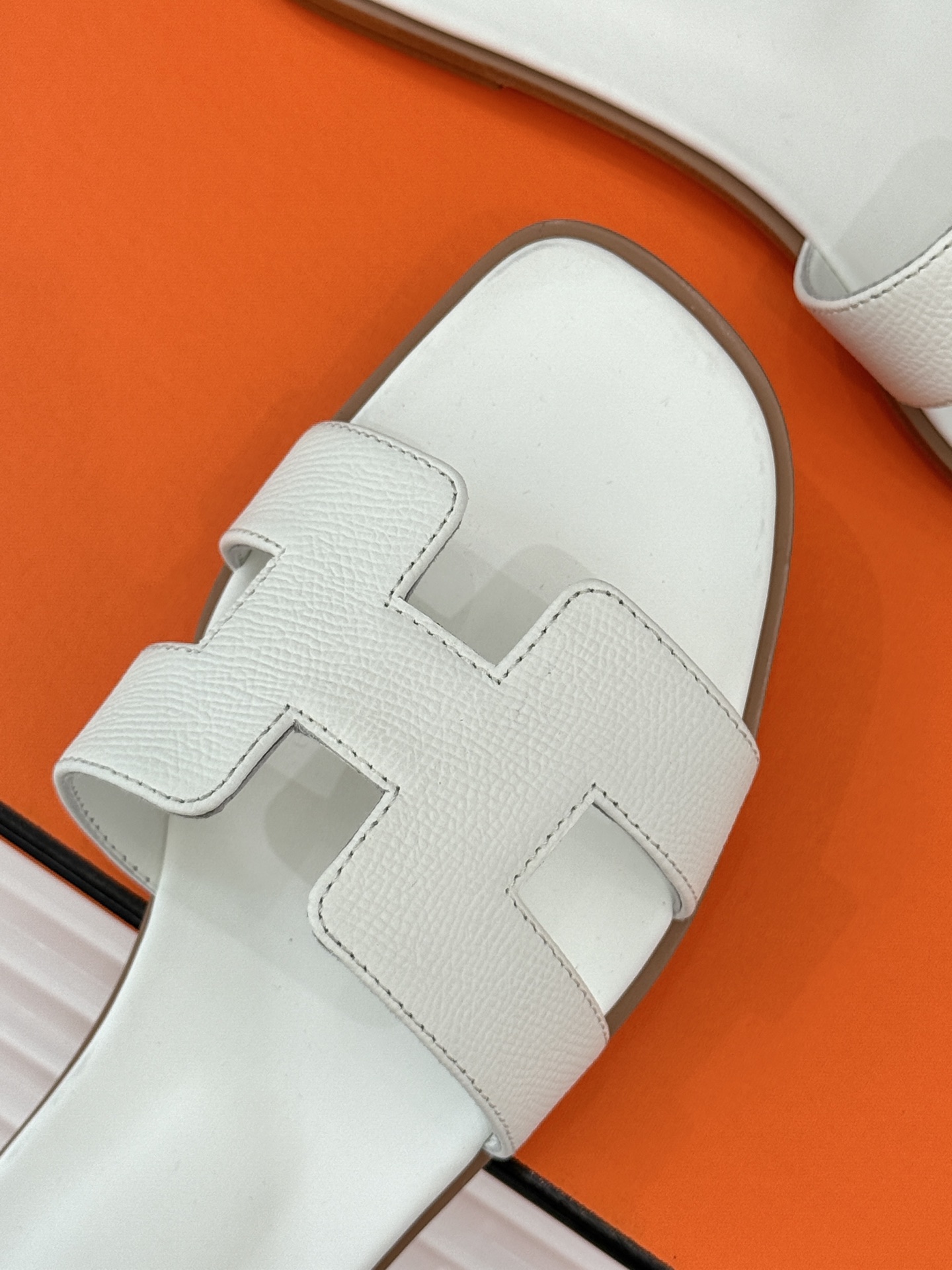 
Hermès/爱马仕经典H平底拖鞋
经典H拖 H家的拖鞋一直是拖鞋的代表款
依旧是经典的H造型 
鞋面