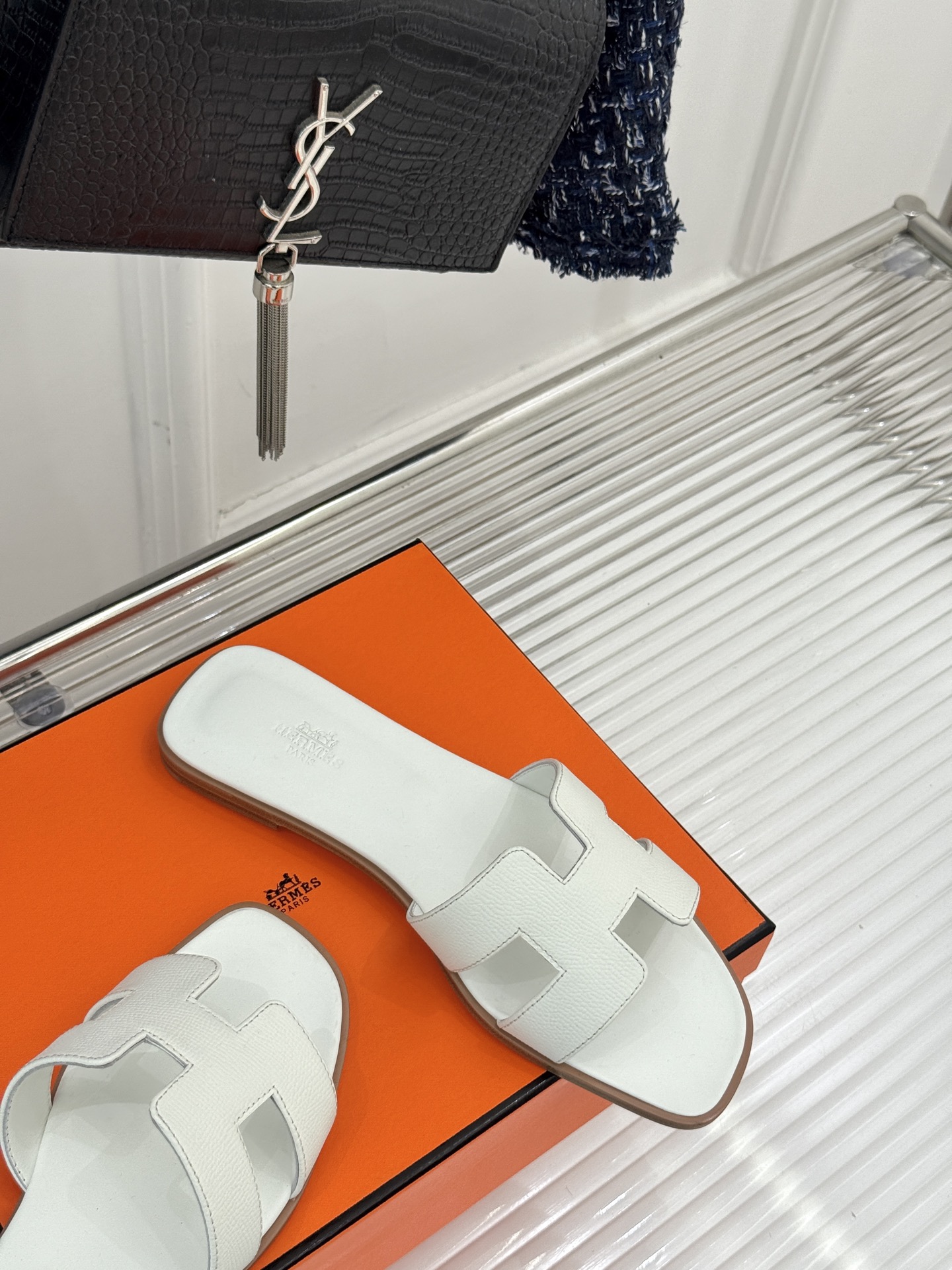 
Hermès/爱马仕经典H平底拖鞋
经典H拖 H家的拖鞋一直是拖鞋的代表款
依旧是经典的H造型 
鞋面