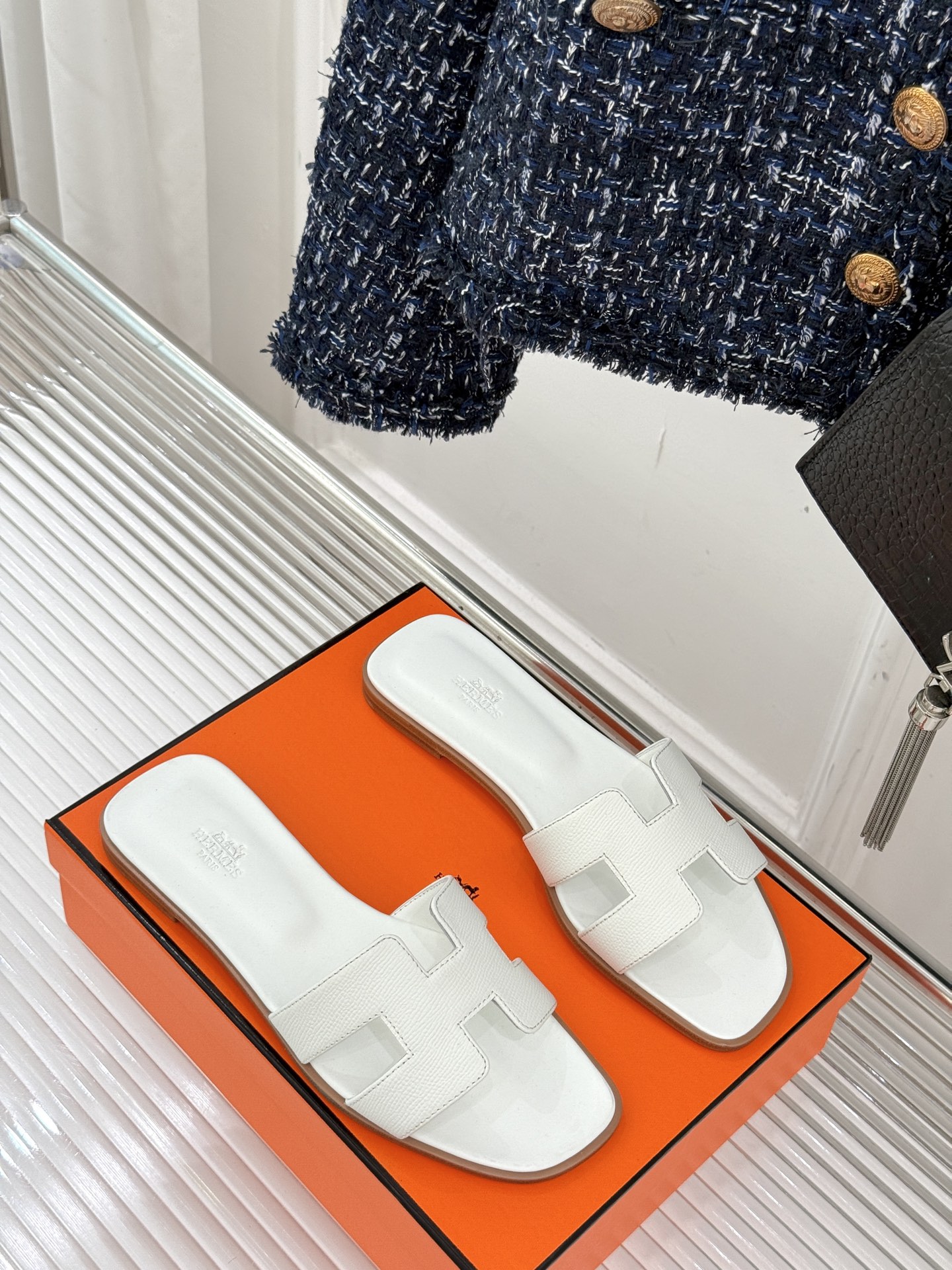 
Hermès/爱马仕经典H平底拖鞋
经典H拖 H家的拖鞋一直是拖鞋的代表款
依旧是经典的H造型 
鞋面