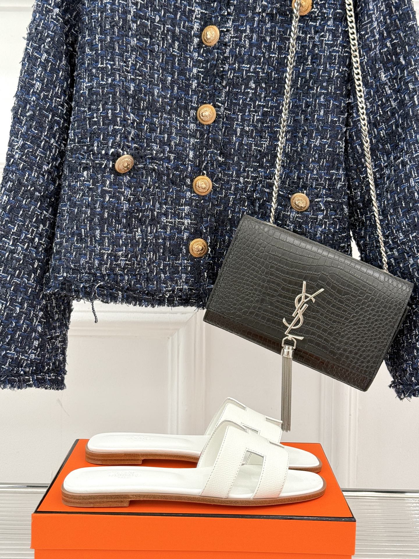 
Hermès/爱马仕经典H平底拖鞋
经典H拖 H家的拖鞋一直是拖鞋的代表款
依旧是经典的H造型 
鞋面