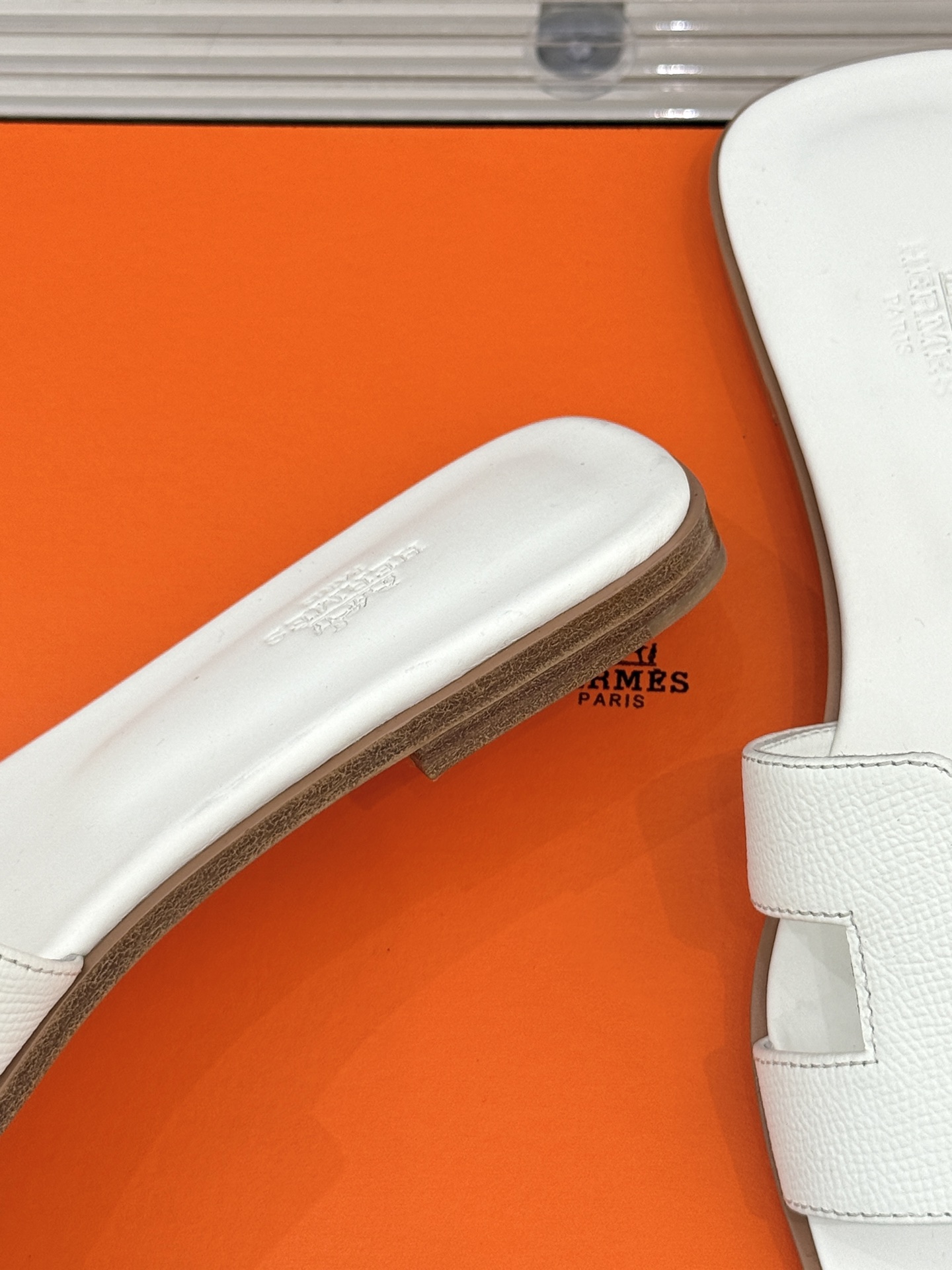 
Hermès/爱马仕经典H平底拖鞋
经典H拖 H家的拖鞋一直是拖鞋的代表款
依旧是经典的H造型 
鞋面