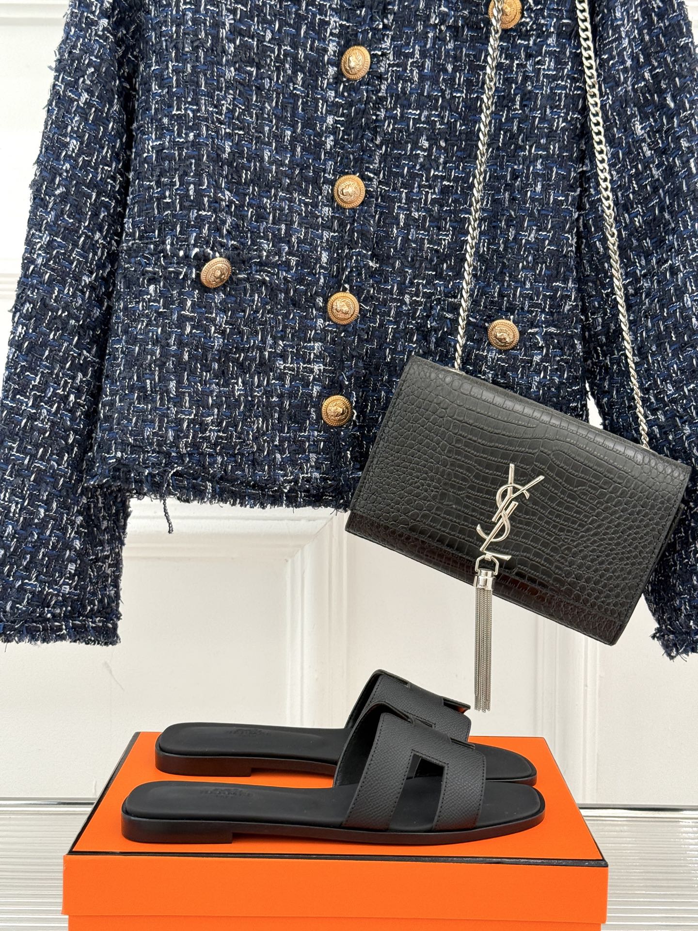 
Hermès/爱马仕经典H平底拖鞋
经典H拖 H家的拖鞋一直是拖鞋的代表款
依旧是经典的H造型 
鞋面