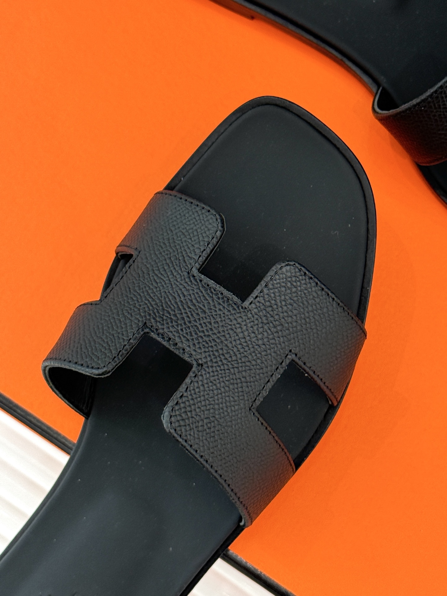 
Hermès/爱马仕经典H平底拖鞋
经典H拖 H家的拖鞋一直是拖鞋的代表款
依旧是经典的H造型 
鞋面