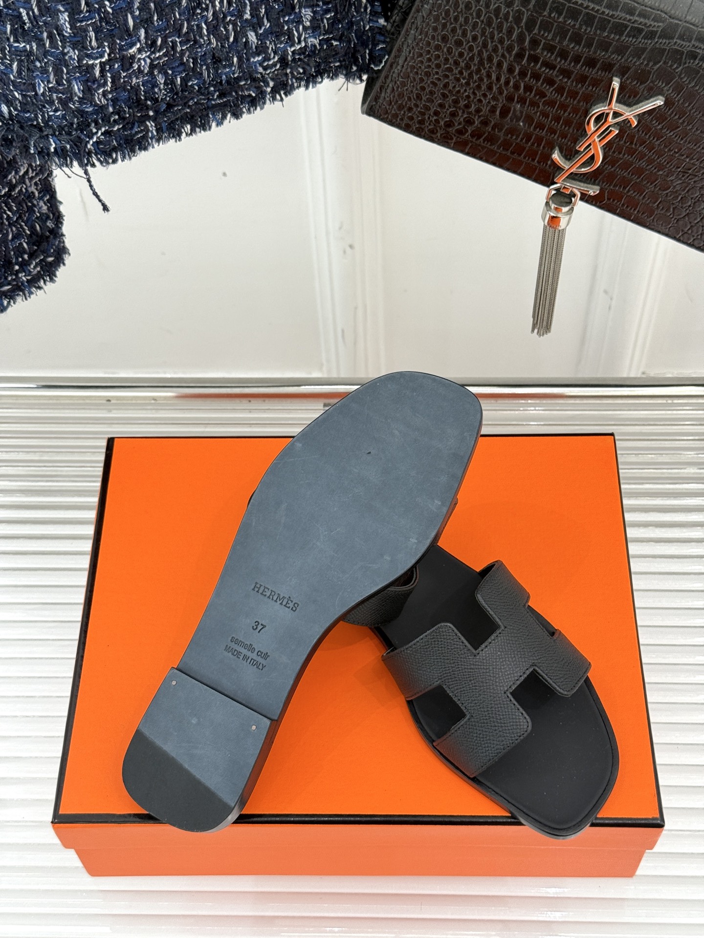 
Hermès/爱马仕经典H平底拖鞋
经典H拖 H家的拖鞋一直是拖鞋的代表款
依旧是经典的H造型 
鞋面