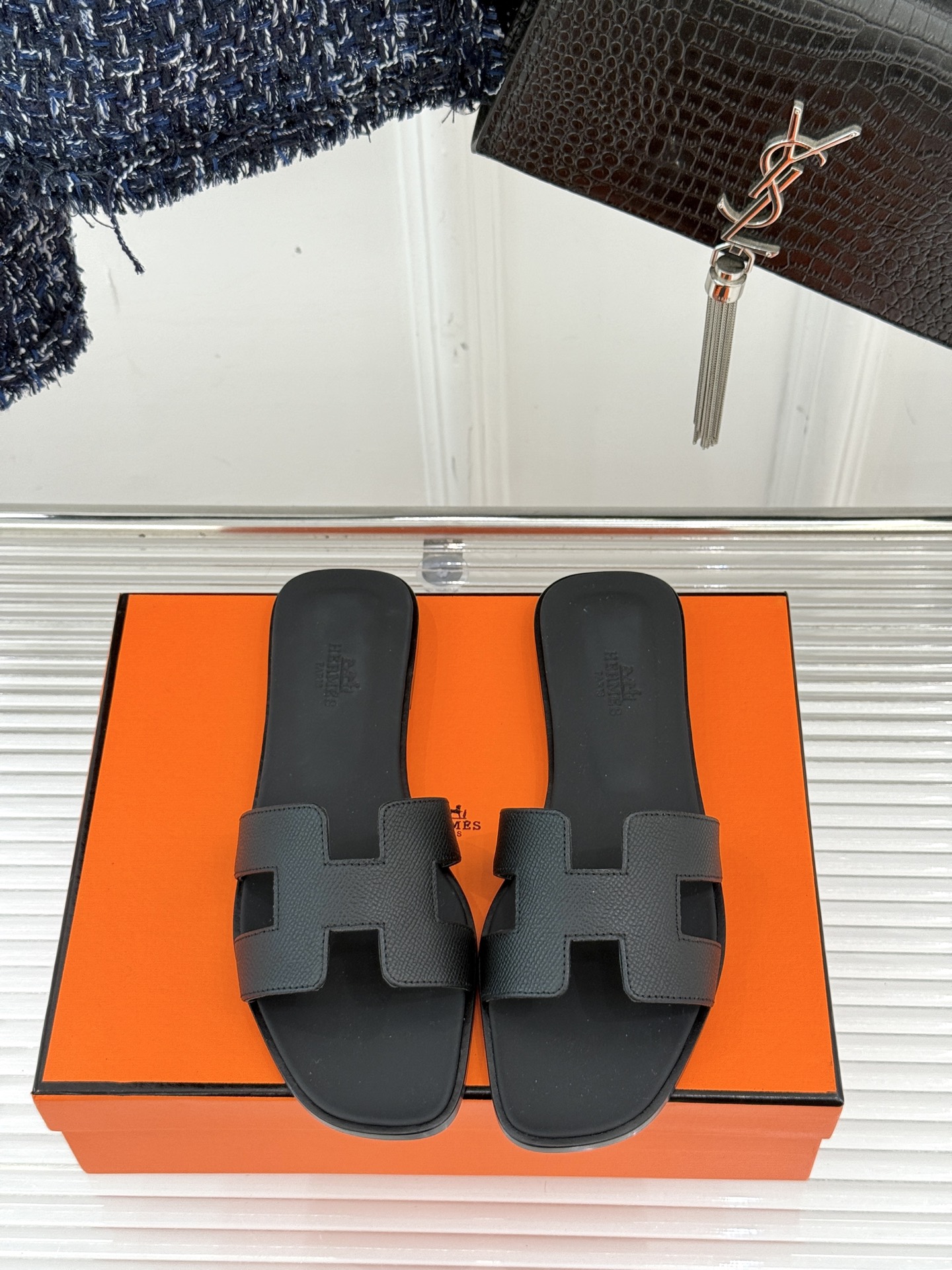 
Hermès/爱马仕经典H平底拖鞋
经典H拖 H家的拖鞋一直是拖鞋的代表款
依旧是经典的H造型 
鞋面