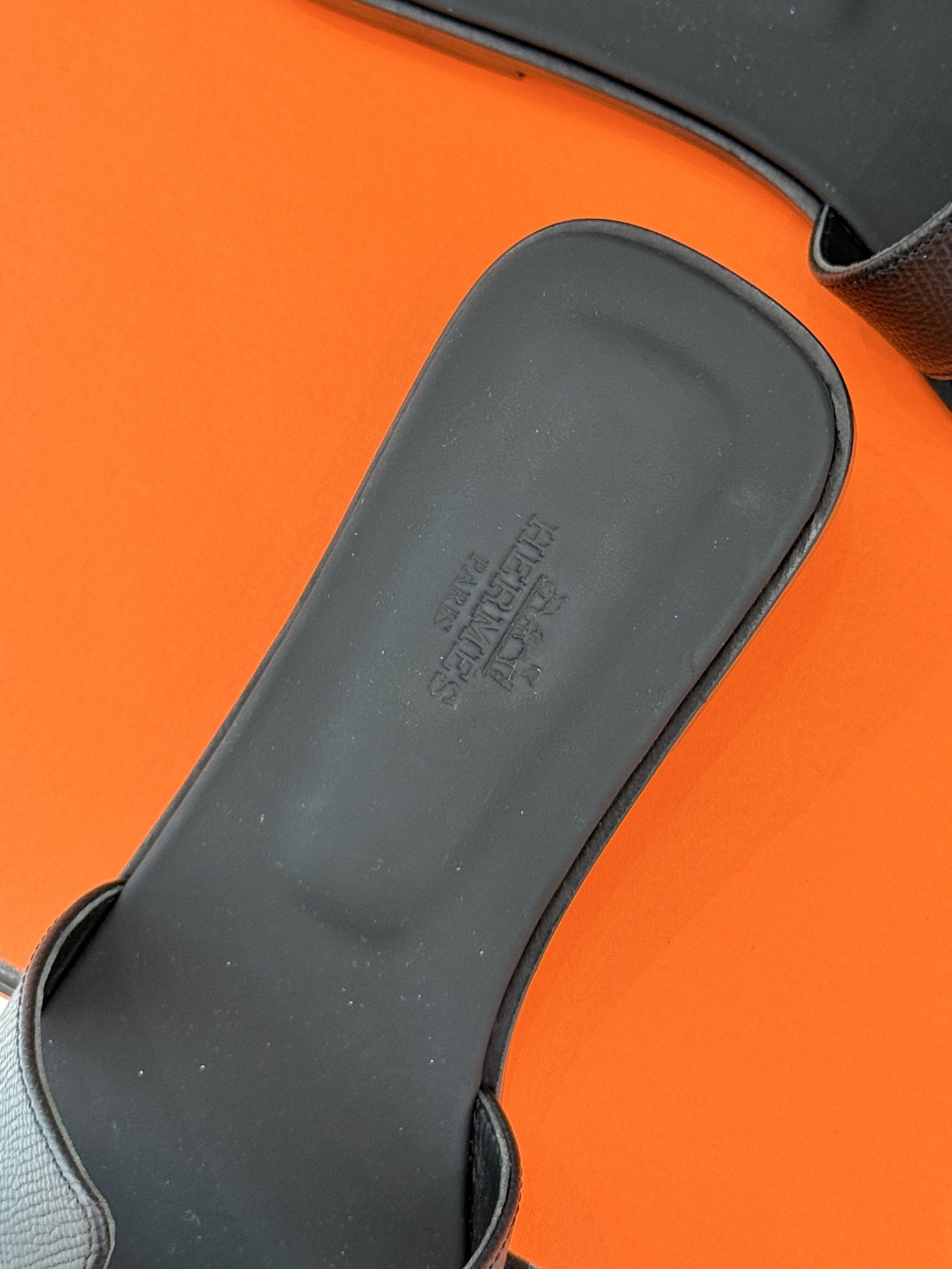 
Hermès/爱马仕经典H平底拖鞋
经典H拖 H家的拖鞋一直是拖鞋的代表款
依旧是经典的H造型 
鞋面