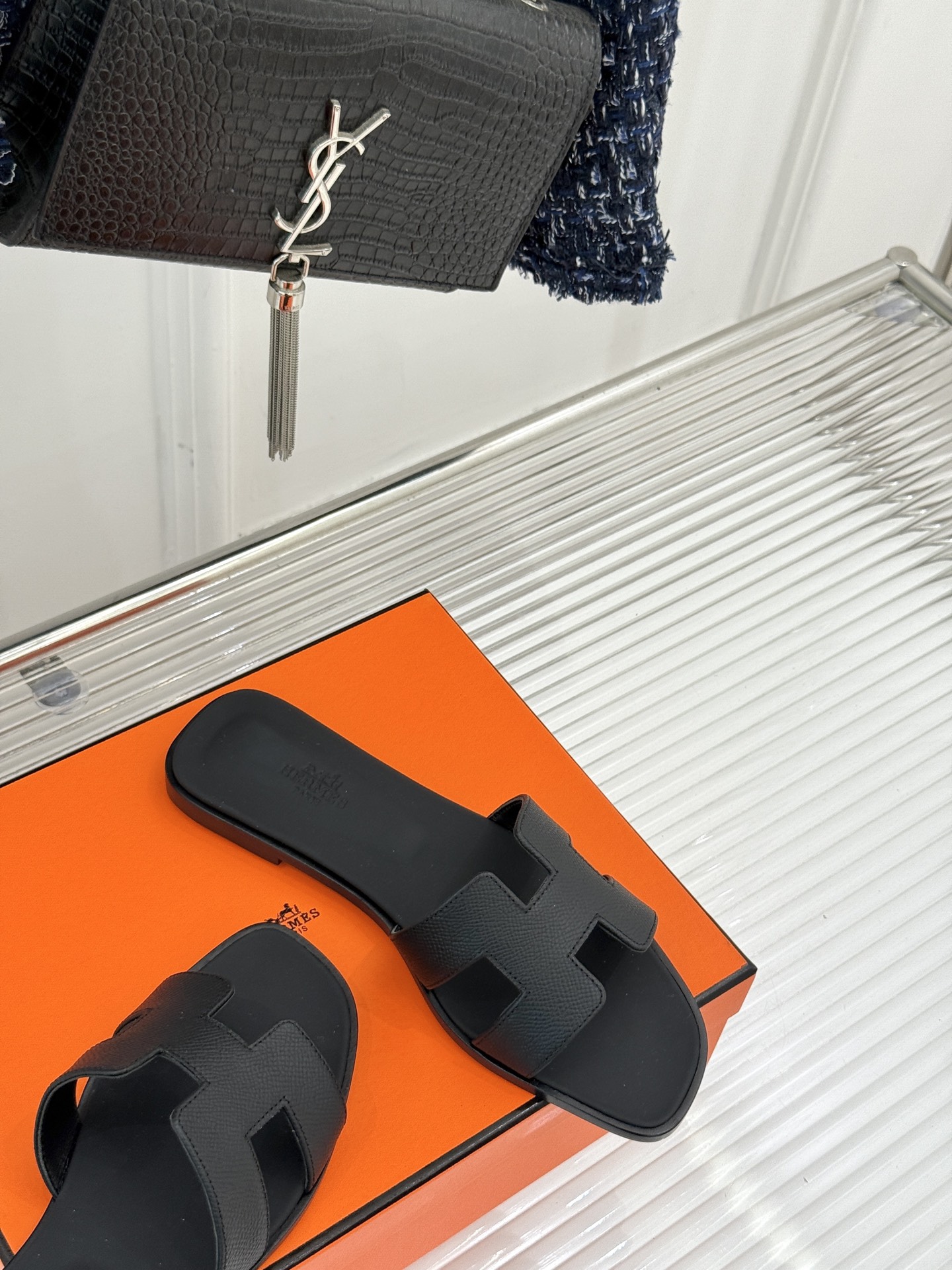 
Hermès/爱马仕经典H平底拖鞋
经典H拖 H家的拖鞋一直是拖鞋的代表款
依旧是经典的H造型 
鞋面