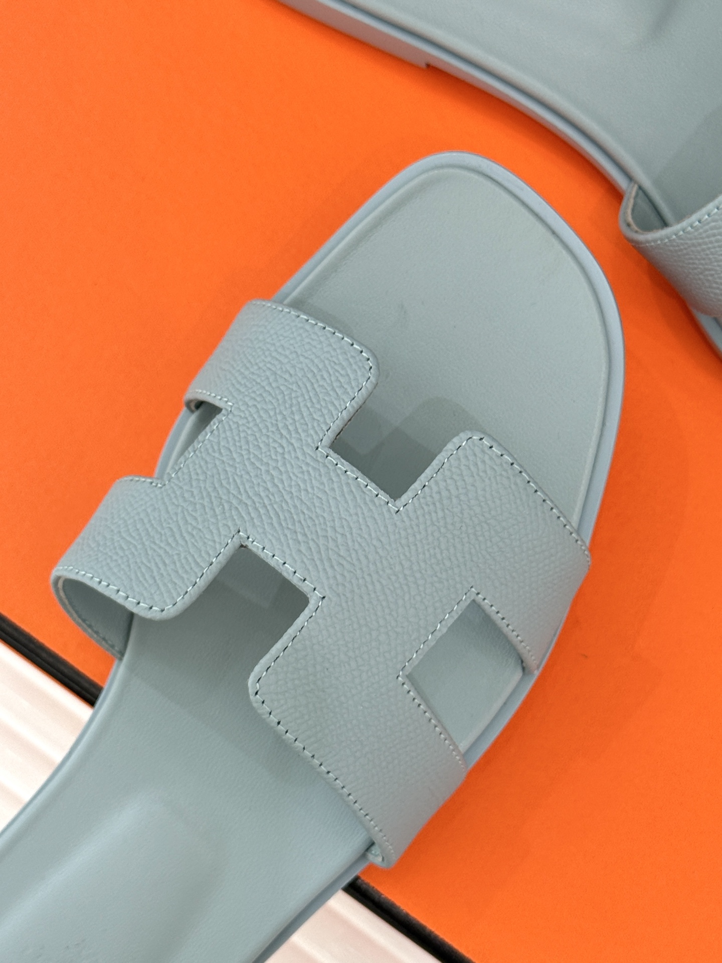 
Hermès/爱马仕经典H平底拖鞋
经典H拖 H家的拖鞋一直是拖鞋的代表款
依旧是经典的H造型 
鞋面