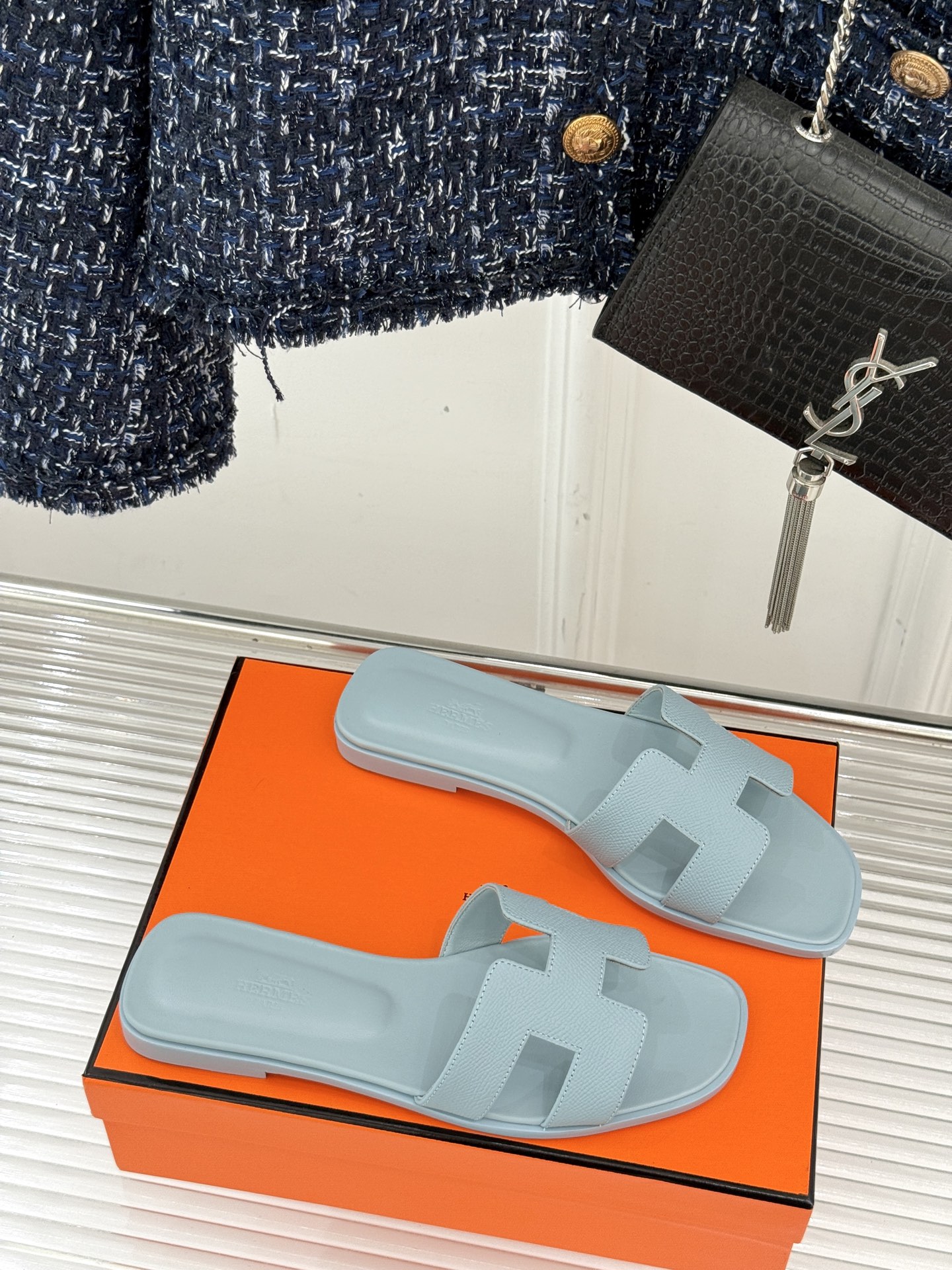 
Hermès/爱马仕经典H平底拖鞋
经典H拖 H家的拖鞋一直是拖鞋的代表款
依旧是经典的H造型 
鞋面