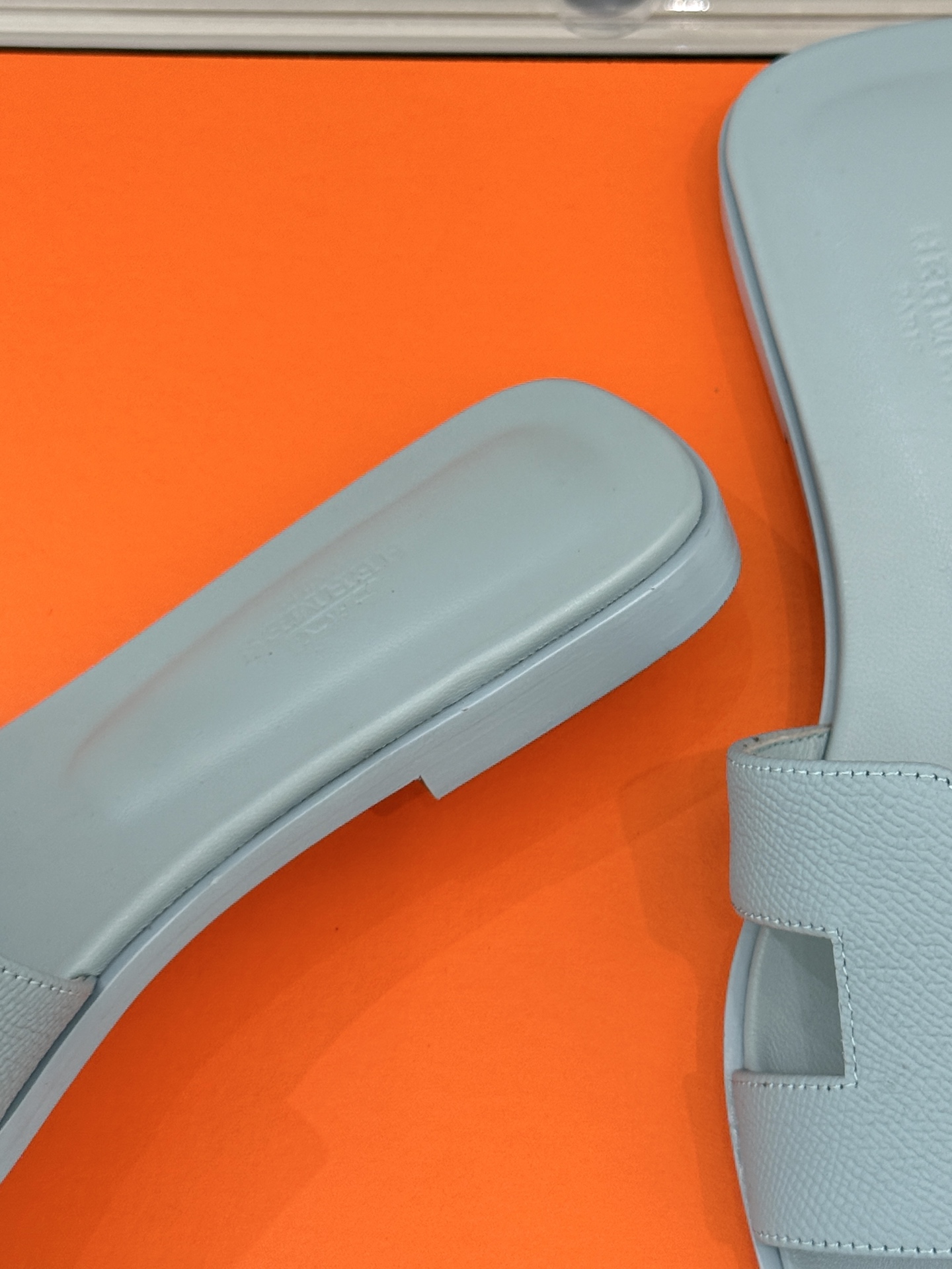 
Hermès/爱马仕经典H平底拖鞋
经典H拖 H家的拖鞋一直是拖鞋的代表款
依旧是经典的H造型 
鞋面