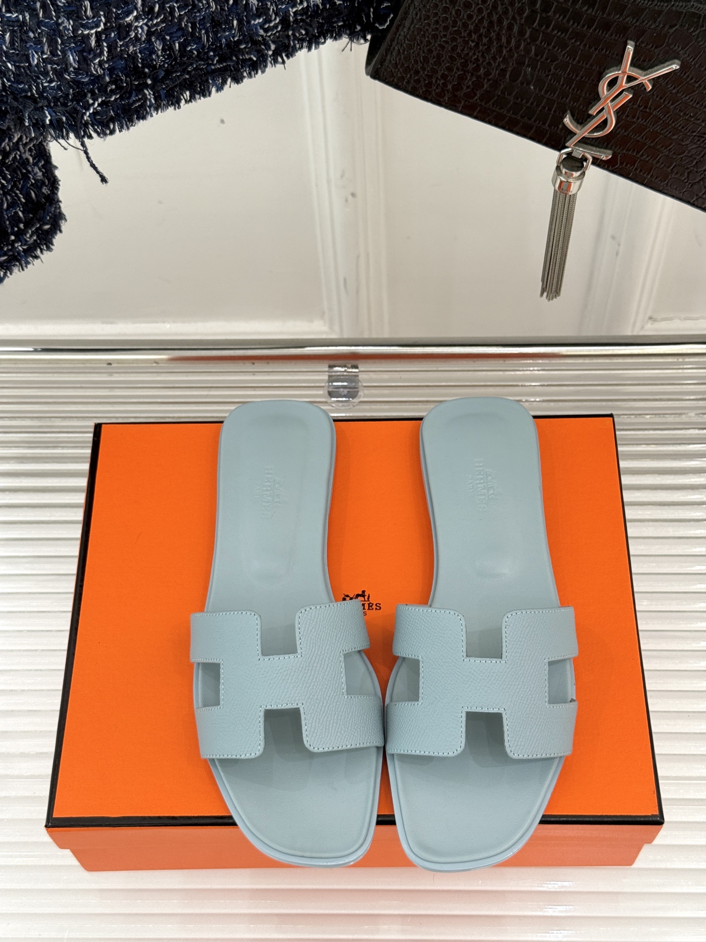 
Hermès/爱马仕经典H平底拖鞋
经典H拖 H家的拖鞋一直是拖鞋的代表款
依旧是经典的H造型 
鞋面