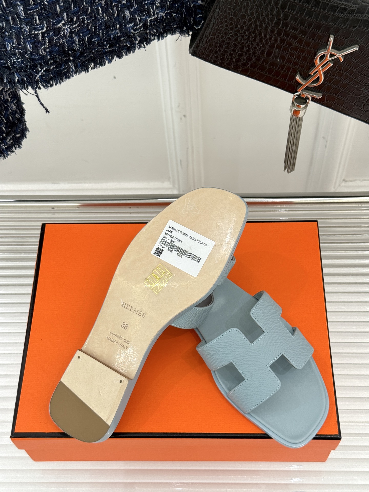 
Hermès/爱马仕经典H平底拖鞋
经典H拖 H家的拖鞋一直是拖鞋的代表款
依旧是经典的H造型 
鞋面