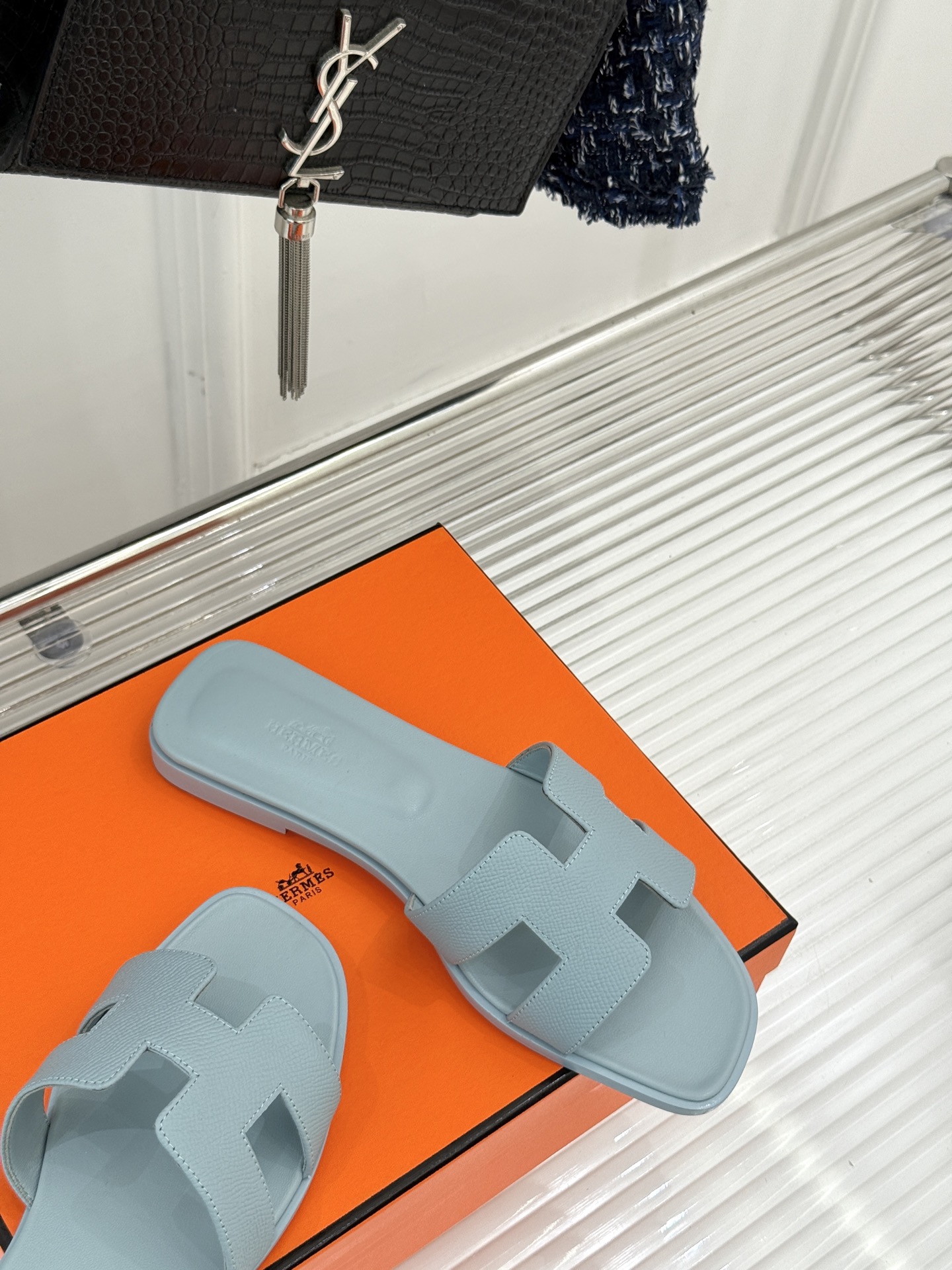 
Hermès/爱马仕经典H平底拖鞋
经典H拖 H家的拖鞋一直是拖鞋的代表款
依旧是经典的H造型 
鞋面