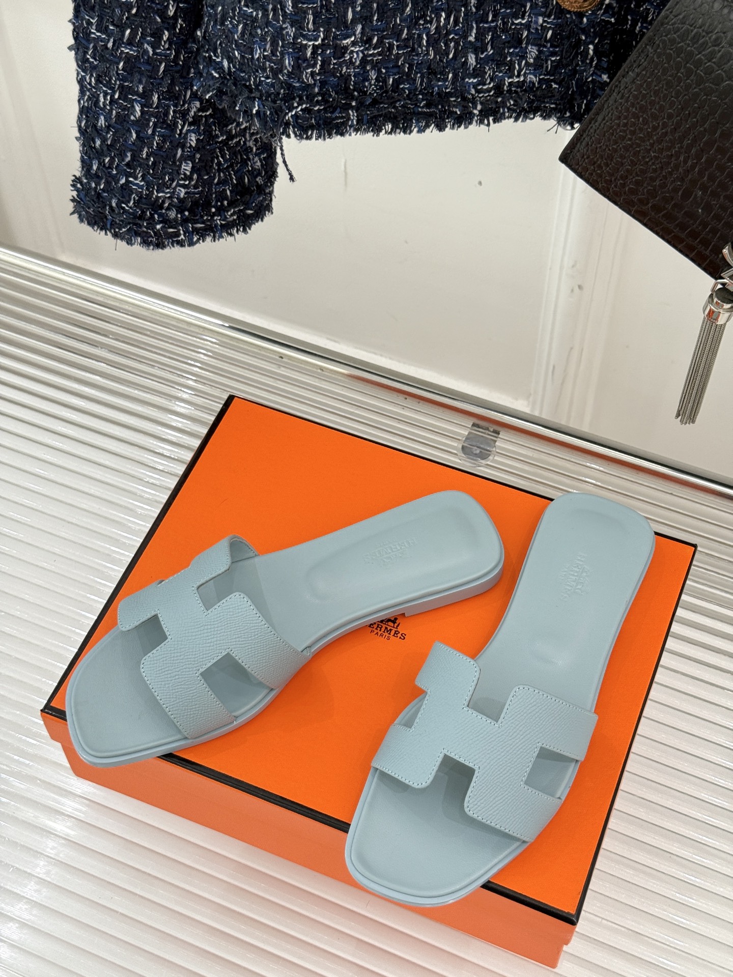 
Hermès/爱马仕经典H平底拖鞋
经典H拖 H家的拖鞋一直是拖鞋的代表款
依旧是经典的H造型 
鞋面