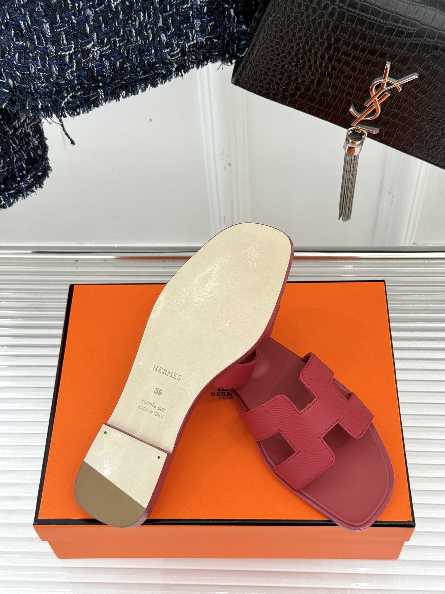 
Hermès/爱马仕经典H平底拖鞋
经典H拖 H家的拖鞋一直是拖鞋的代表款
依旧是经典的H造型 
鞋面