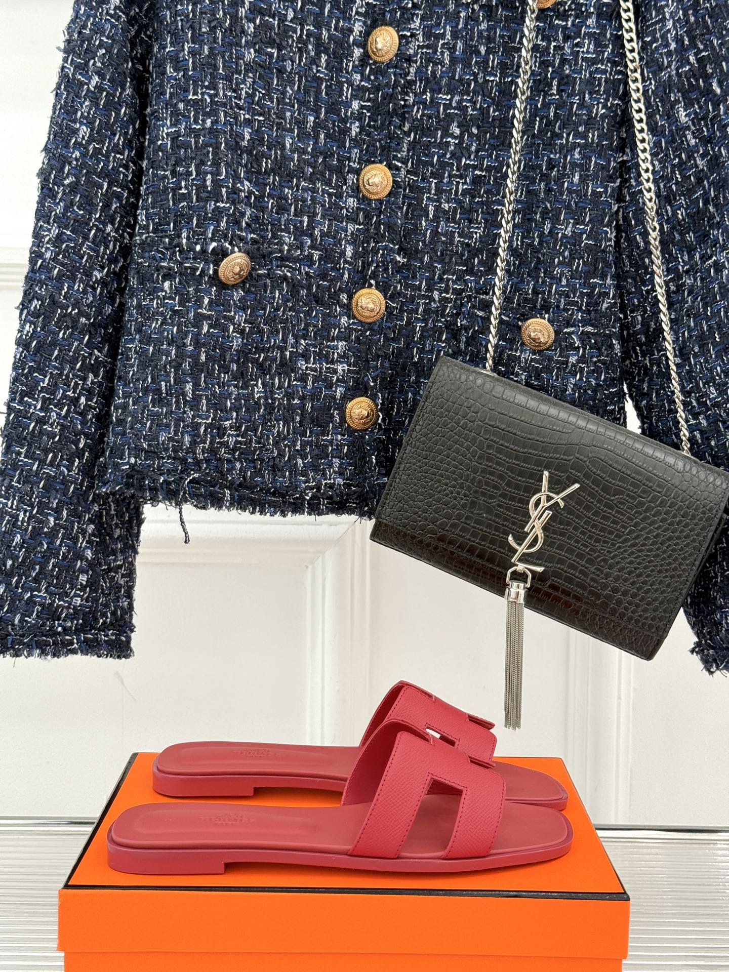 
Hermès/爱马仕经典H平底拖鞋
经典H拖 H家的拖鞋一直是拖鞋的代表款
依旧是经典的H造型 
鞋面