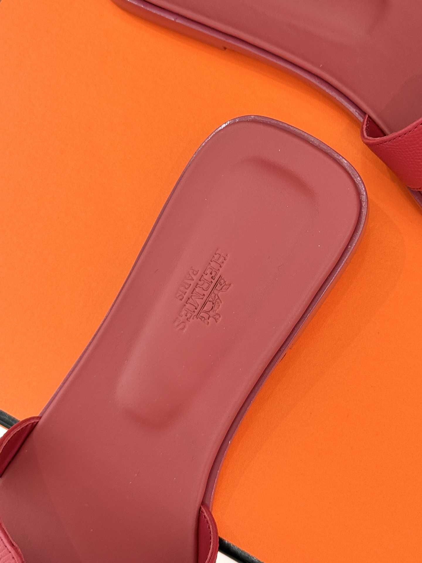 
Hermès/爱马仕经典H平底拖鞋
经典H拖 H家的拖鞋一直是拖鞋的代表款
依旧是经典的H造型 
鞋面