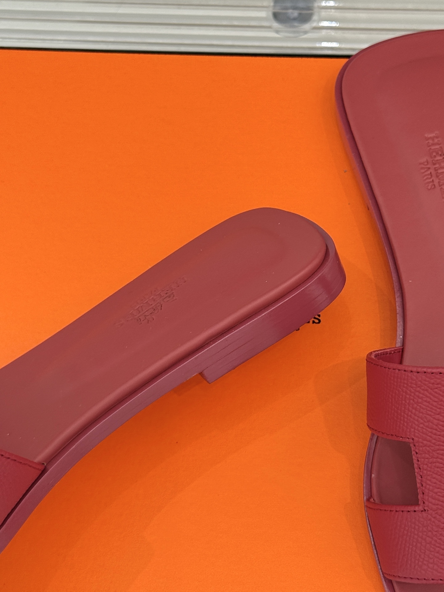 
Hermès/爱马仕经典H平底拖鞋
经典H拖 H家的拖鞋一直是拖鞋的代表款
依旧是经典的H造型 
鞋面