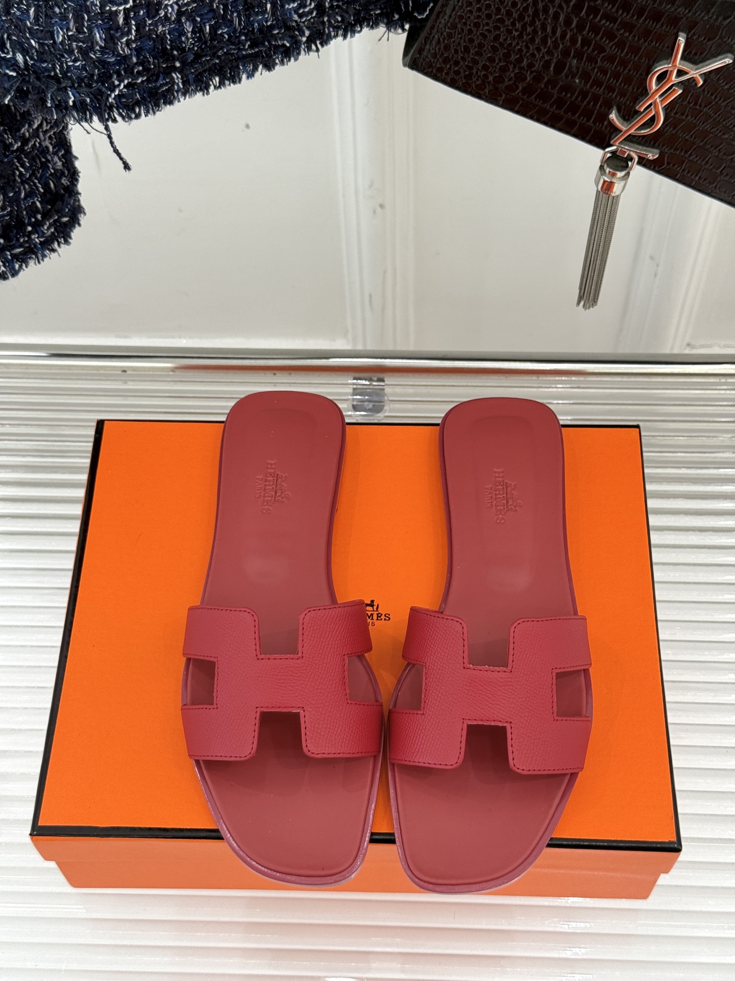
Hermès/爱马仕经典H平底拖鞋
经典H拖 H家的拖鞋一直是拖鞋的代表款
依旧是经典的H造型 
鞋面
