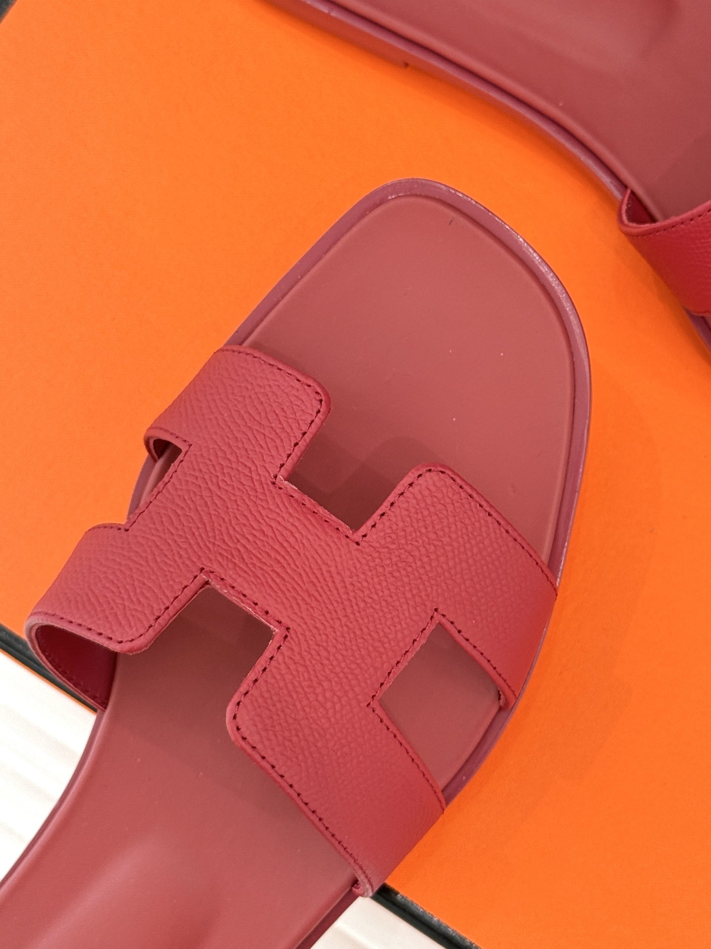 
Hermès/爱马仕经典H平底拖鞋
经典H拖 H家的拖鞋一直是拖鞋的代表款
依旧是经典的H造型 
鞋面