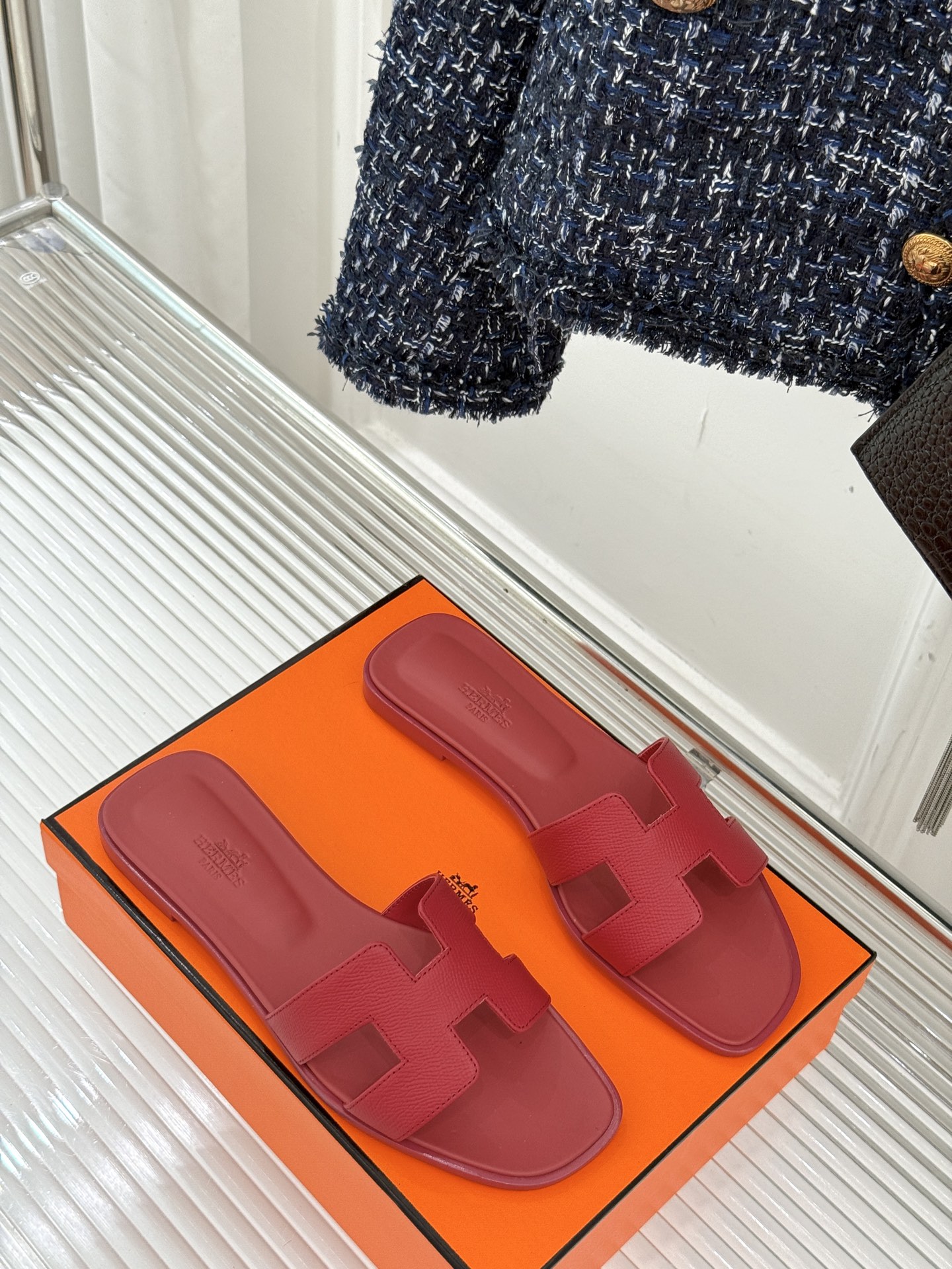 
Hermès/爱马仕经典H平底拖鞋
经典H拖 H家的拖鞋一直是拖鞋的代表款
依旧是经典的H造型 
鞋面