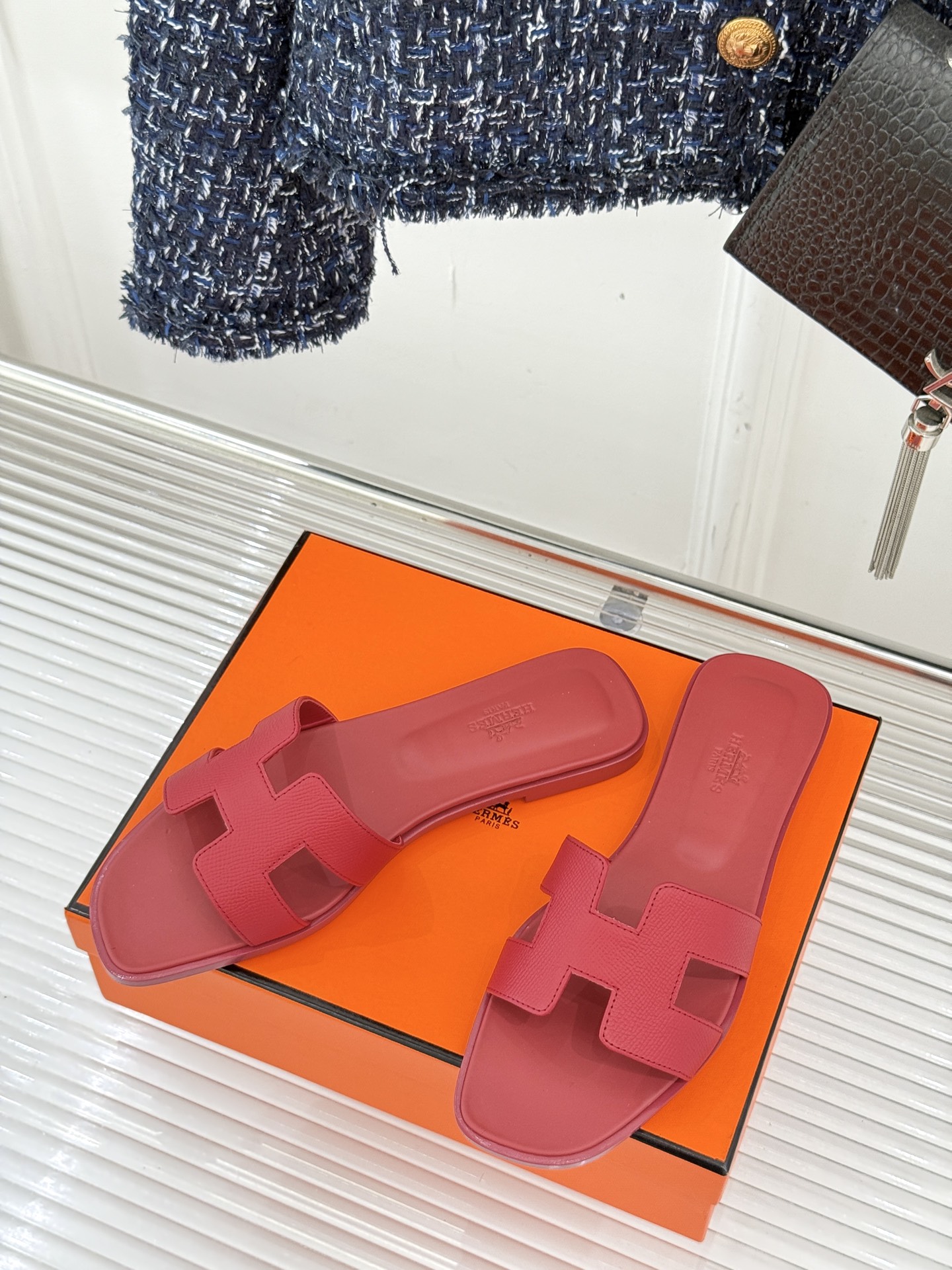 
Hermès/爱马仕经典H平底拖鞋
经典H拖 H家的拖鞋一直是拖鞋的代表款
依旧是经典的H造型 
鞋面