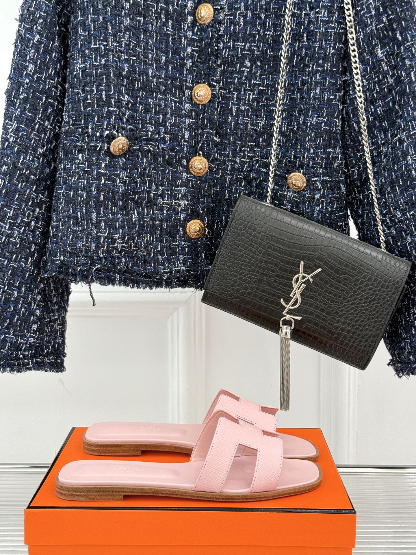
Hermès/爱马仕经典H平底拖鞋
经典H拖 H家的拖鞋一直是拖鞋的代表款
依旧是经典的H造型 
鞋面