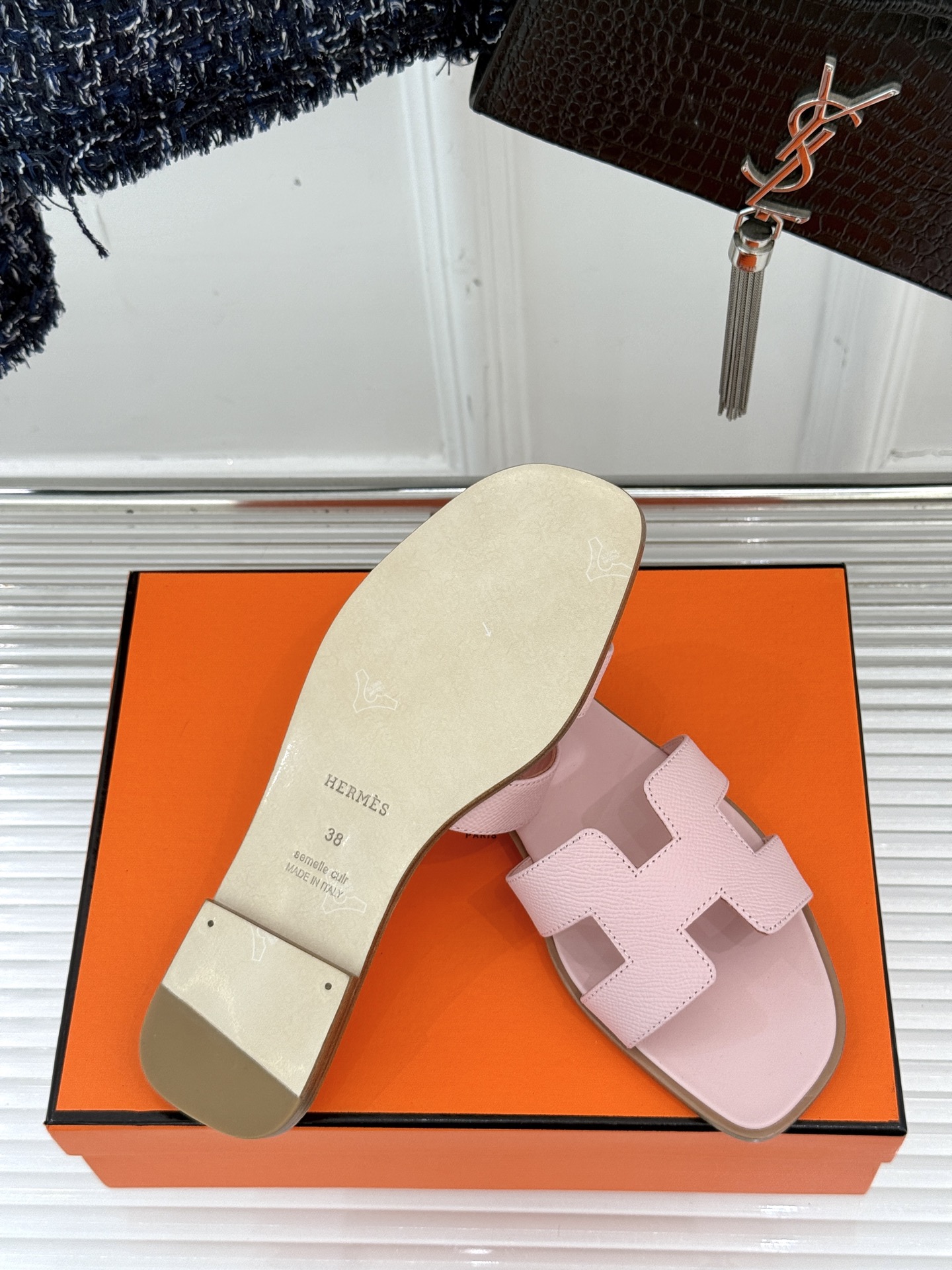 
Hermès/爱马仕经典H平底拖鞋
经典H拖 H家的拖鞋一直是拖鞋的代表款
依旧是经典的H造型 
鞋面