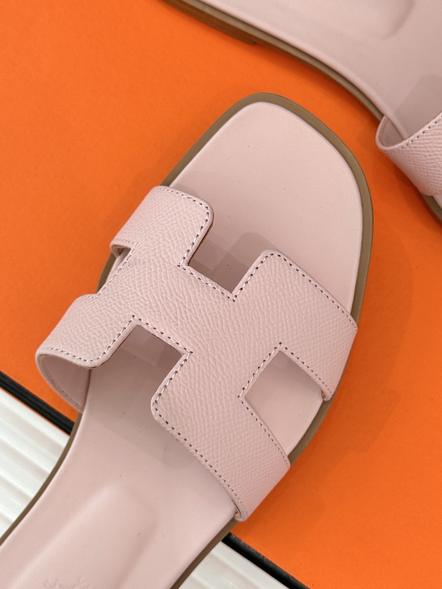 
Hermès/爱马仕经典H平底拖鞋
经典H拖 H家的拖鞋一直是拖鞋的代表款
依旧是经典的H造型 
鞋面
