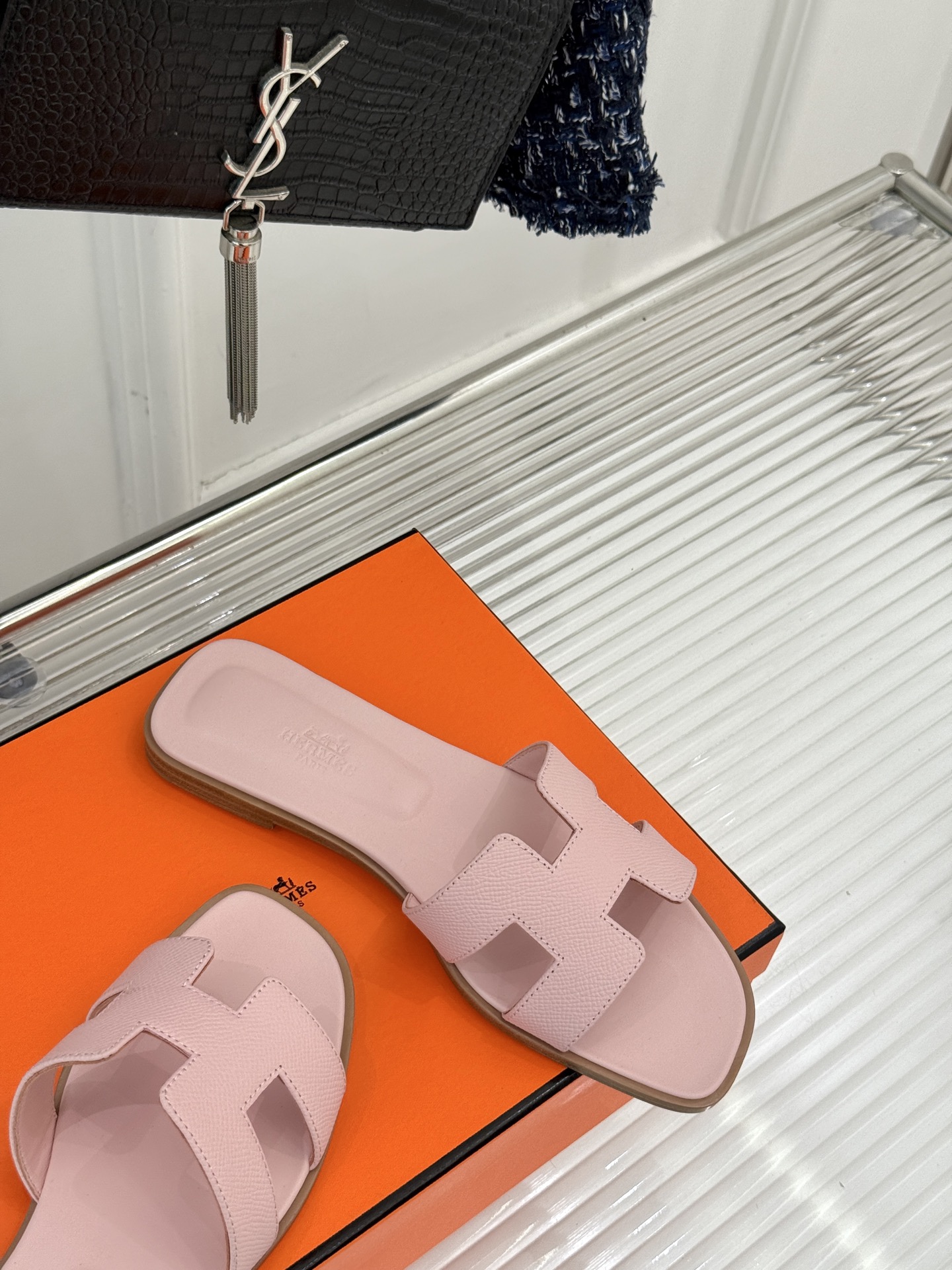 
Hermès/爱马仕经典H平底拖鞋
经典H拖 H家的拖鞋一直是拖鞋的代表款
依旧是经典的H造型 
鞋面