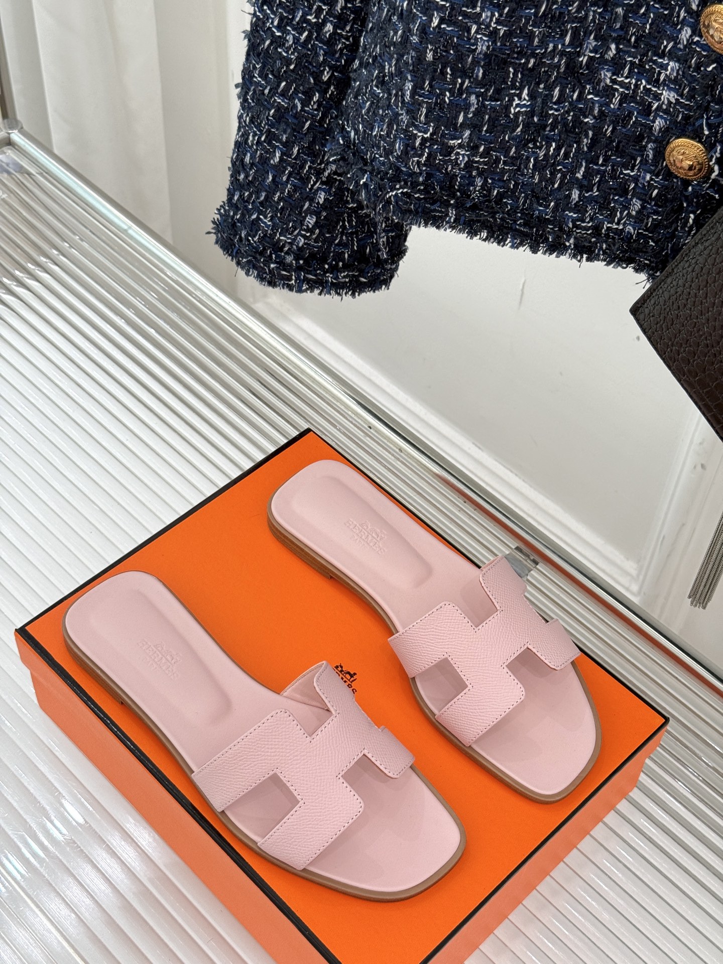 
Hermès/爱马仕经典H平底拖鞋
经典H拖 H家的拖鞋一直是拖鞋的代表款
依旧是经典的H造型 
鞋面